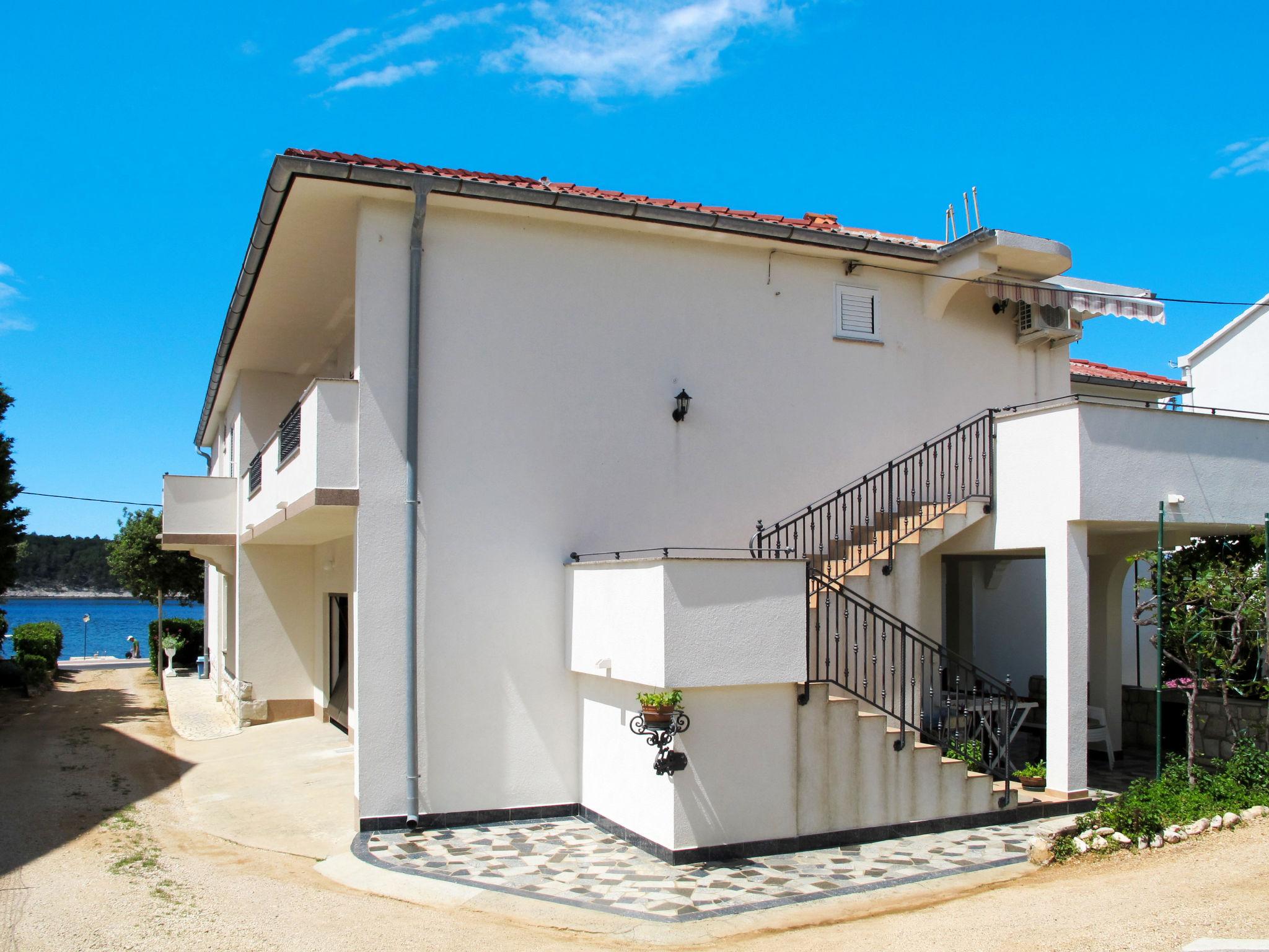 Photo 25 - Appartement de 2 chambres à Rab avec terrasse et vues à la mer