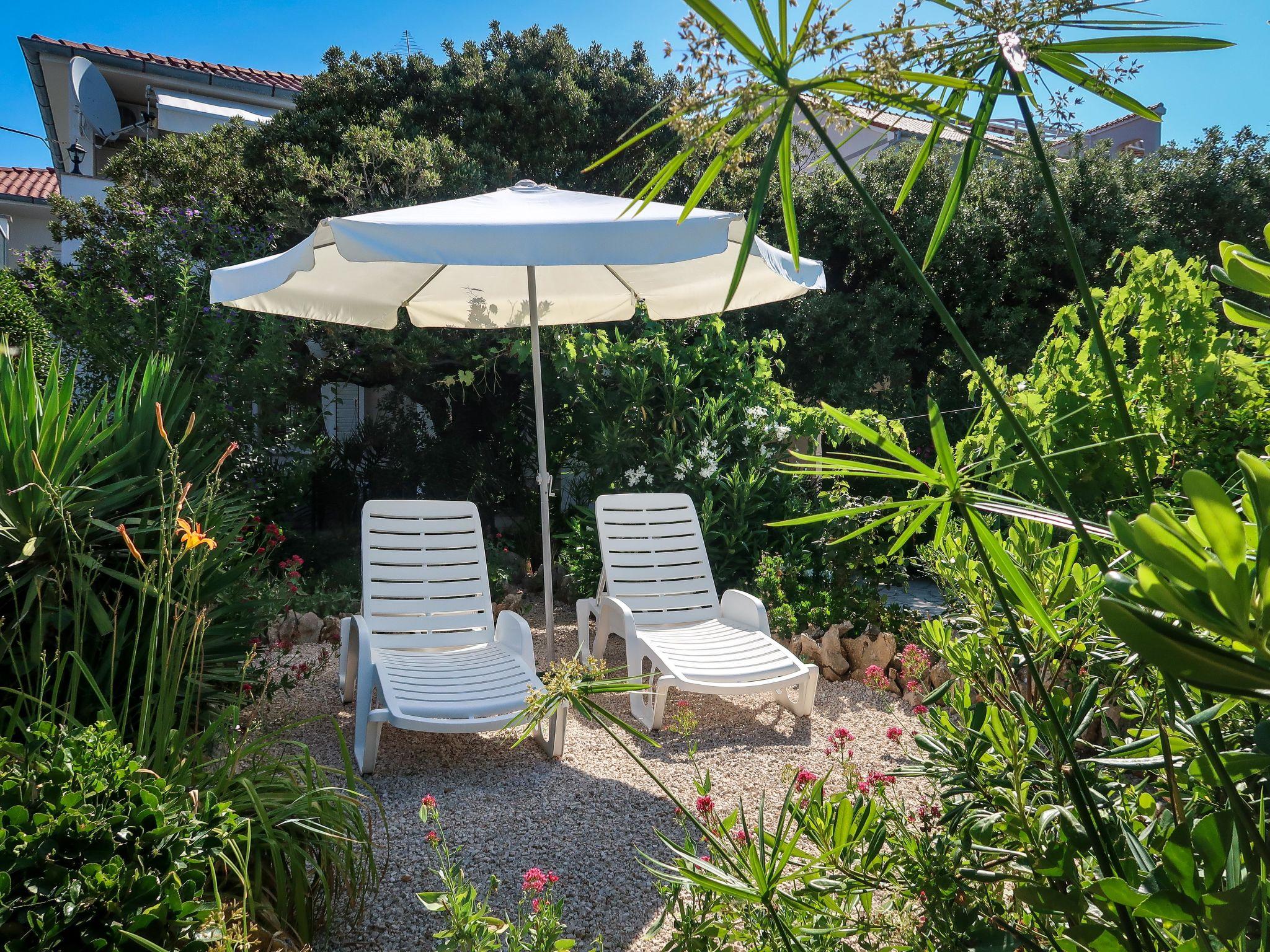 Photo 10 - Appartement de 2 chambres à Rab avec terrasse et vues à la mer