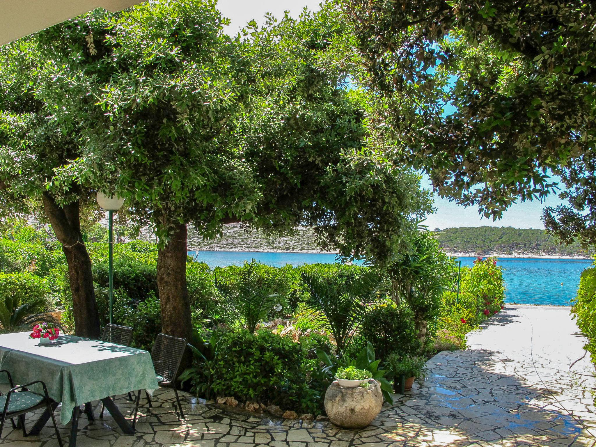 Photo 3 - Appartement de 2 chambres à Rab avec terrasse et vues à la mer