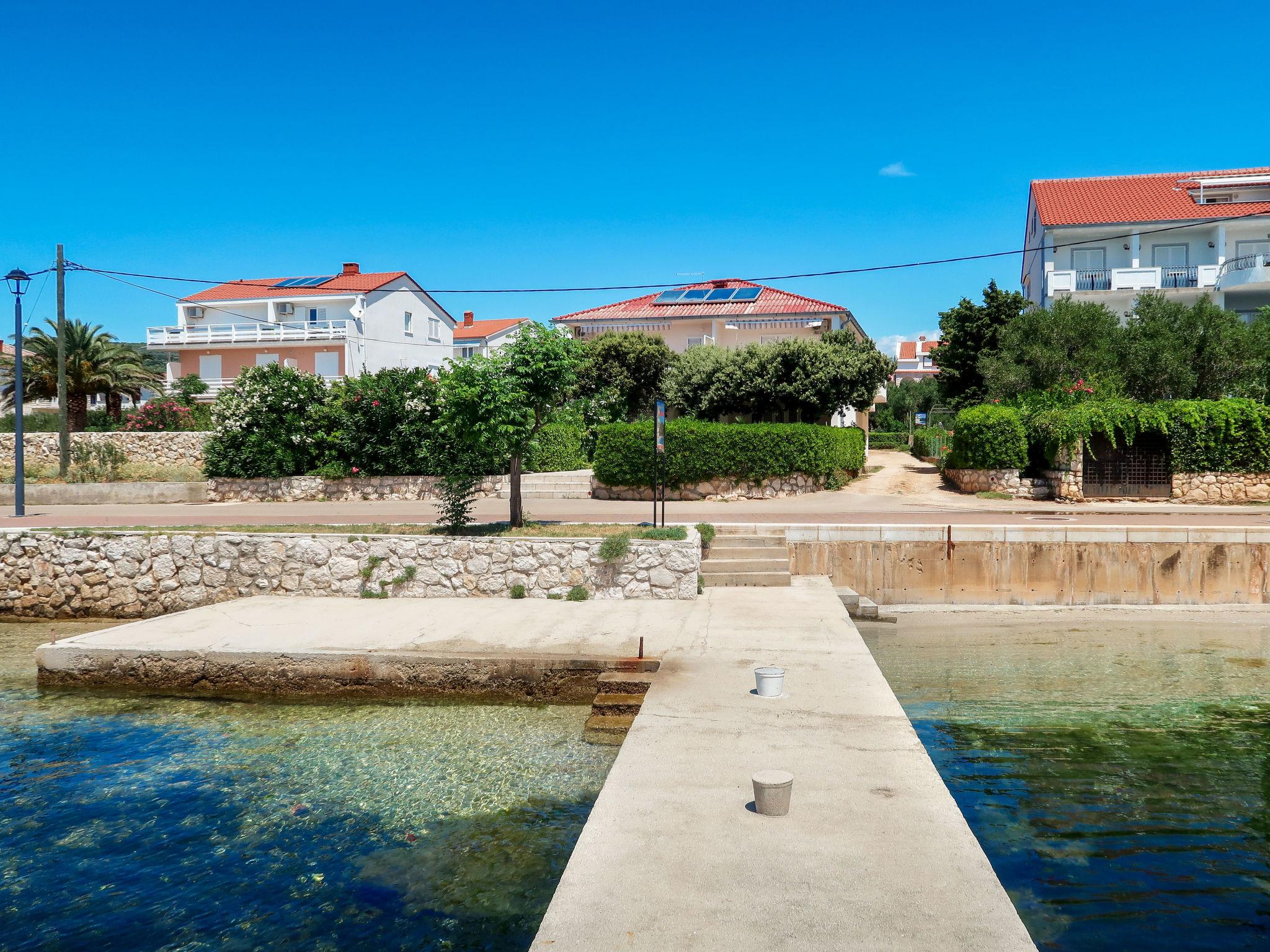 Foto 2 - Apartamento de 2 quartos em Rab com terraço e vistas do mar