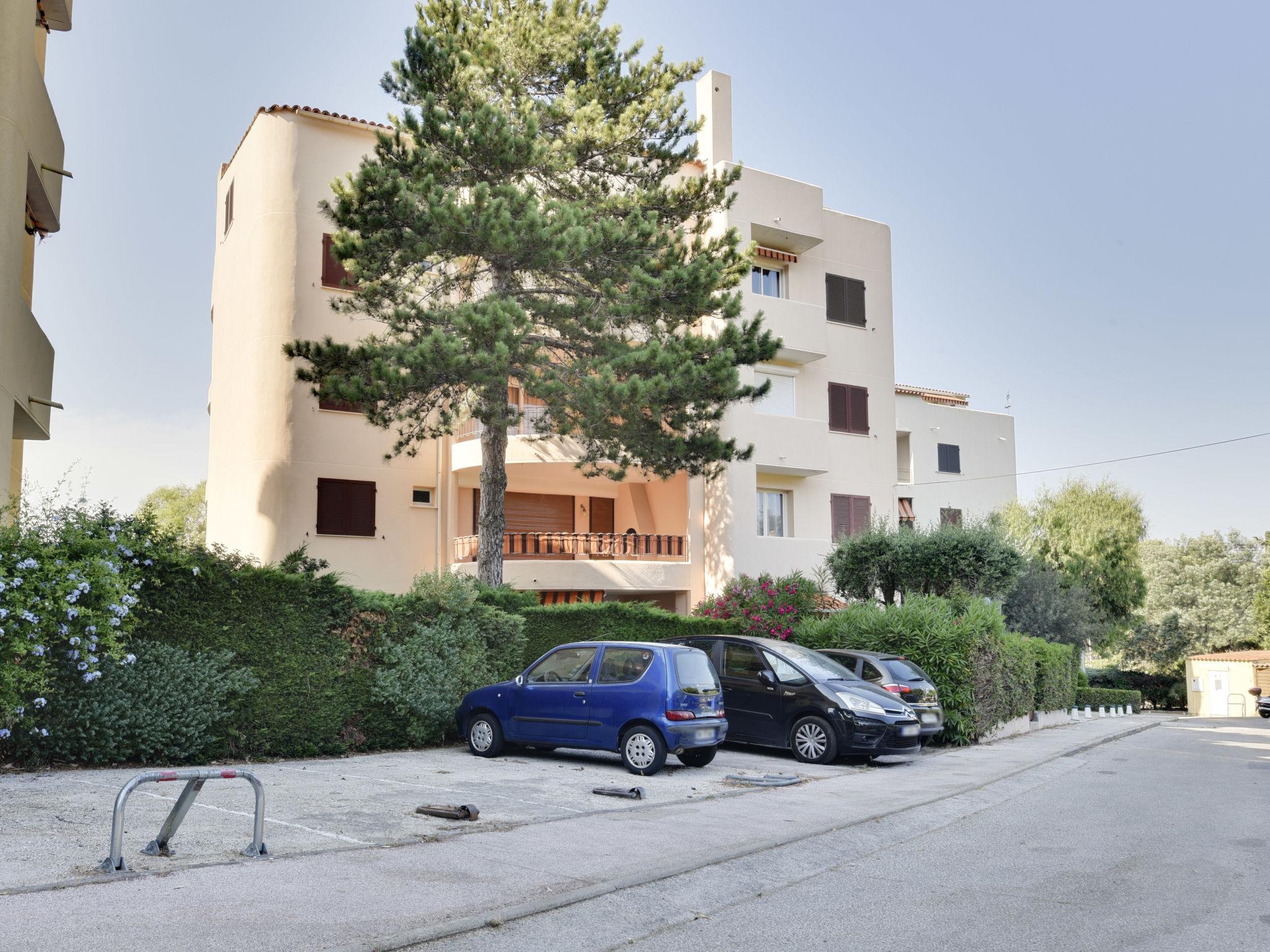 Foto 16 - Apartamento de 1 quarto em Cavalaire-sur-Mer com jardim e vistas do mar