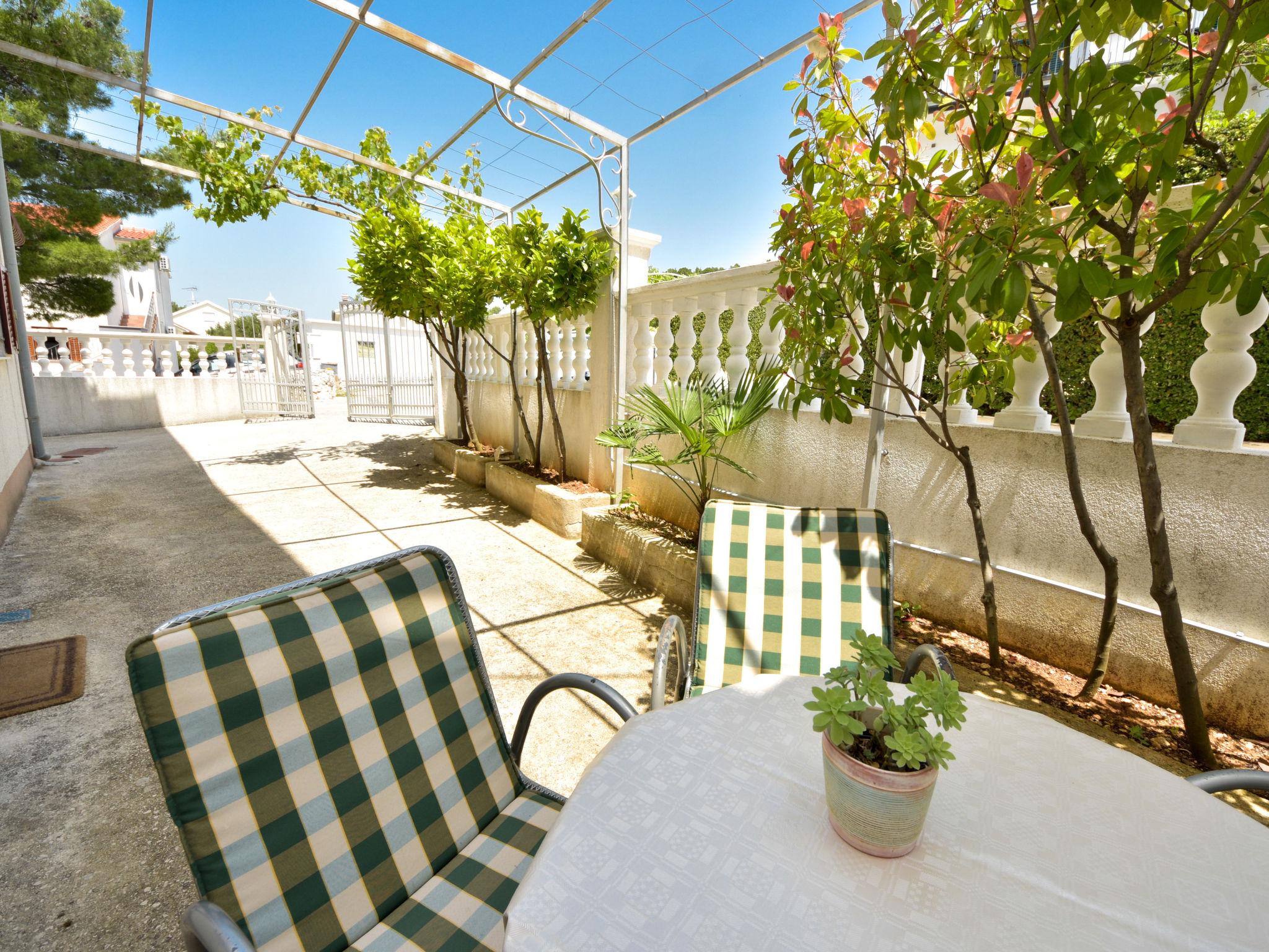 Photo 1 - Appartement de 2 chambres à Sibenik avec jardin et terrasse