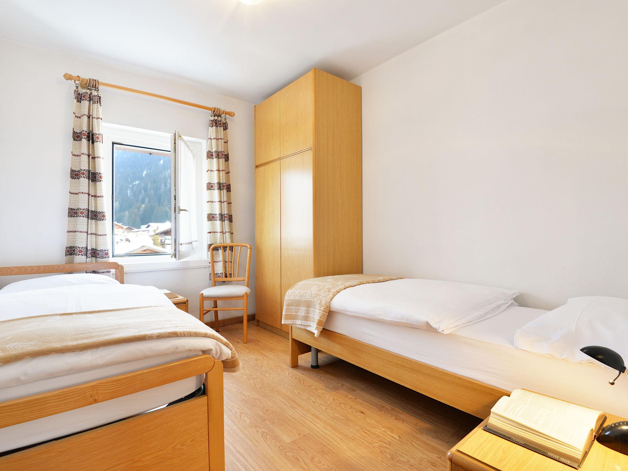Foto 15 - Apartment mit 4 Schlafzimmern in San Giovanni di Fassa-Sèn Jan mit blick auf die berge