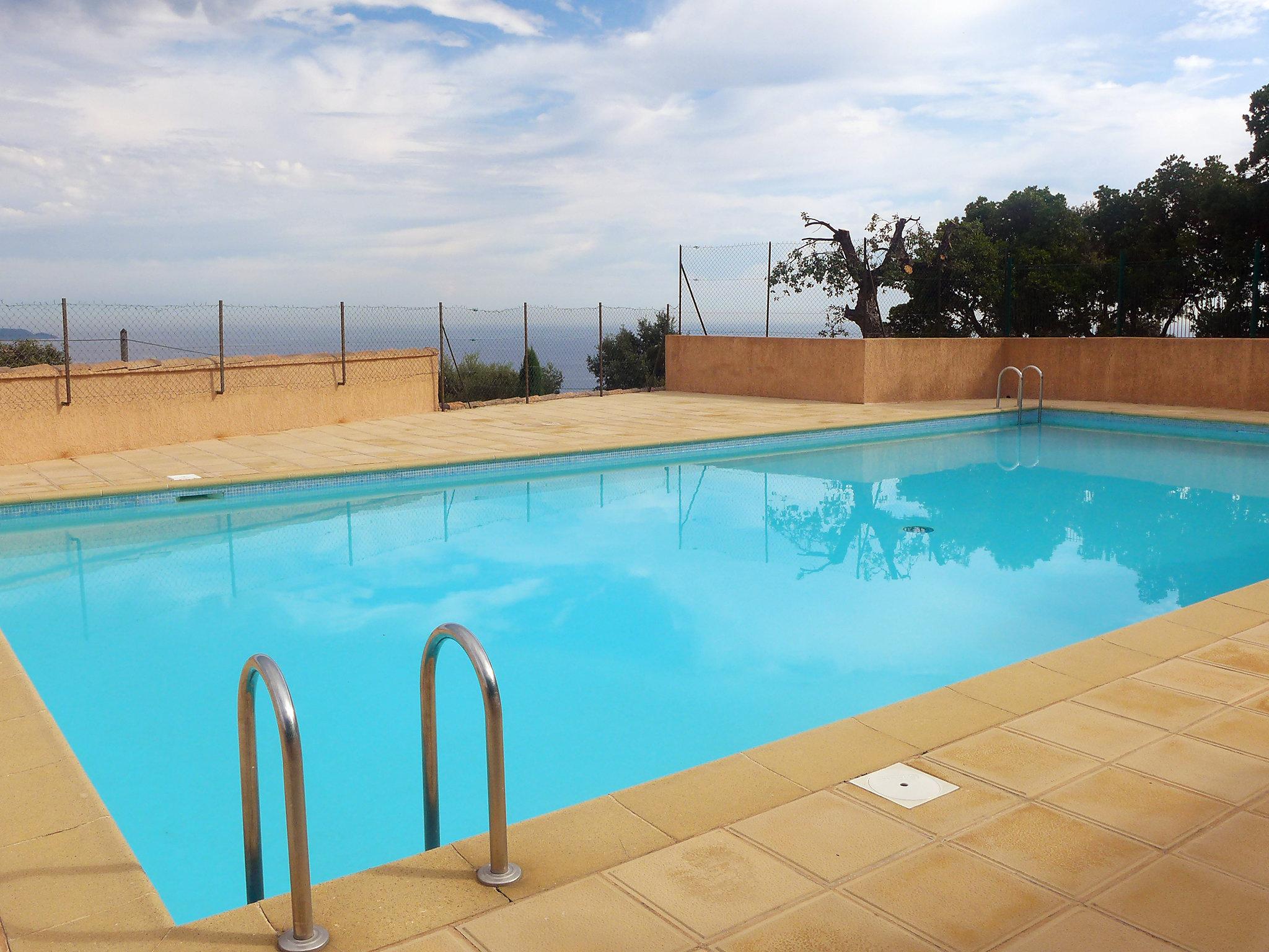 Foto 1 - Appartamento con 1 camera da letto a Cavalaire-sur-Mer con piscina e vista mare