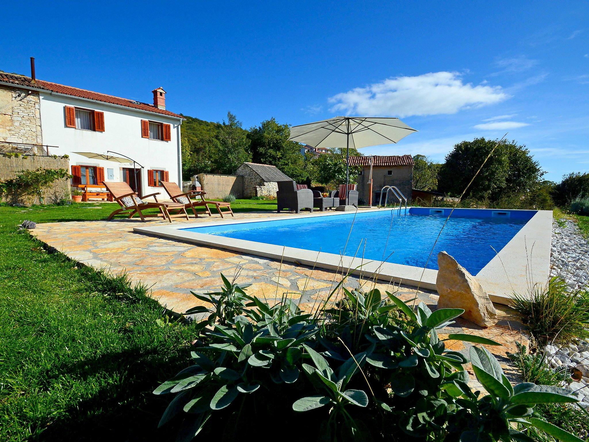 Foto 12 - Casa de 2 quartos em Raša com piscina privada e jardim