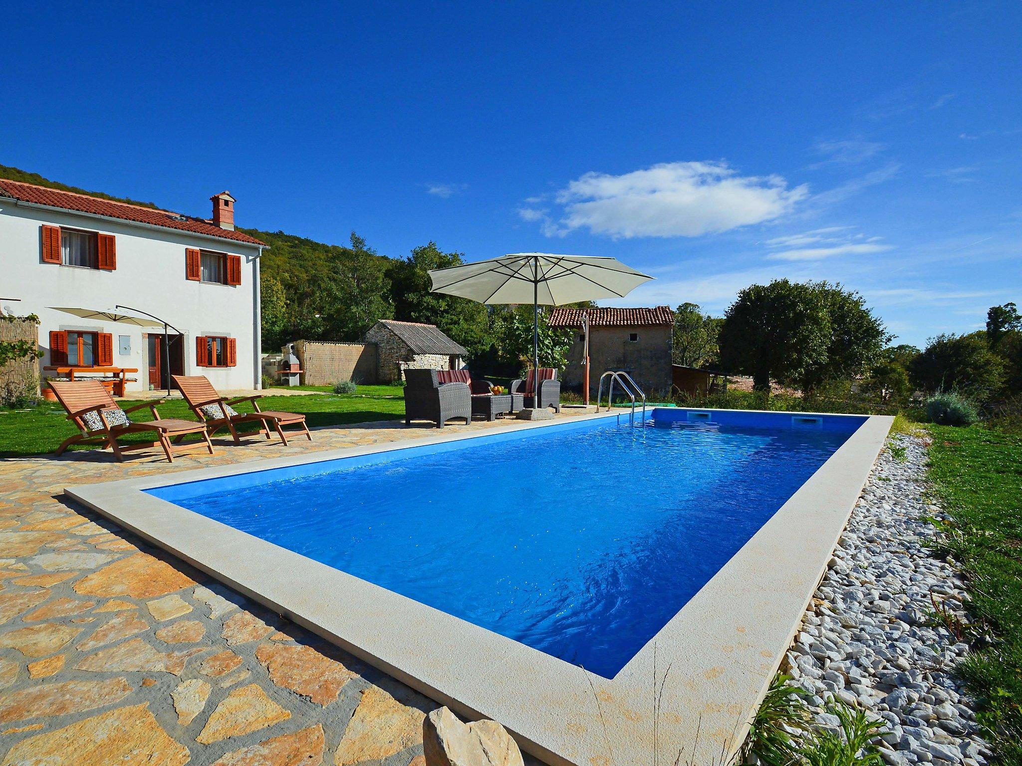 Foto 2 - Casa con 2 camere da letto a Raša con piscina privata e giardino