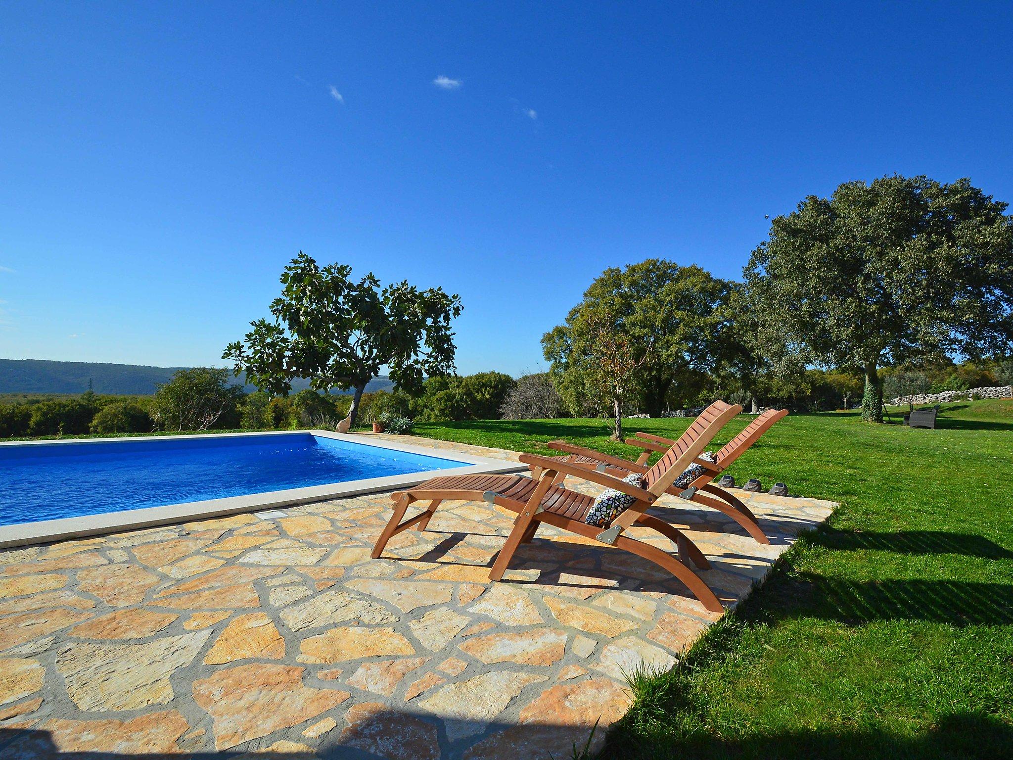 Foto 15 - Casa de 2 quartos em Raša com piscina privada e jardim