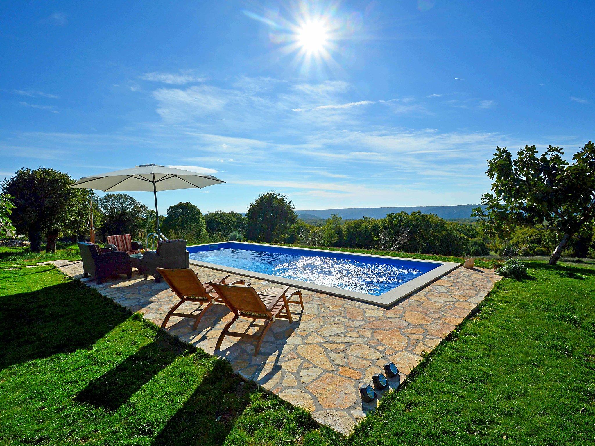 Photo 1 - Maison de 2 chambres à Raša avec piscine privée et jardin