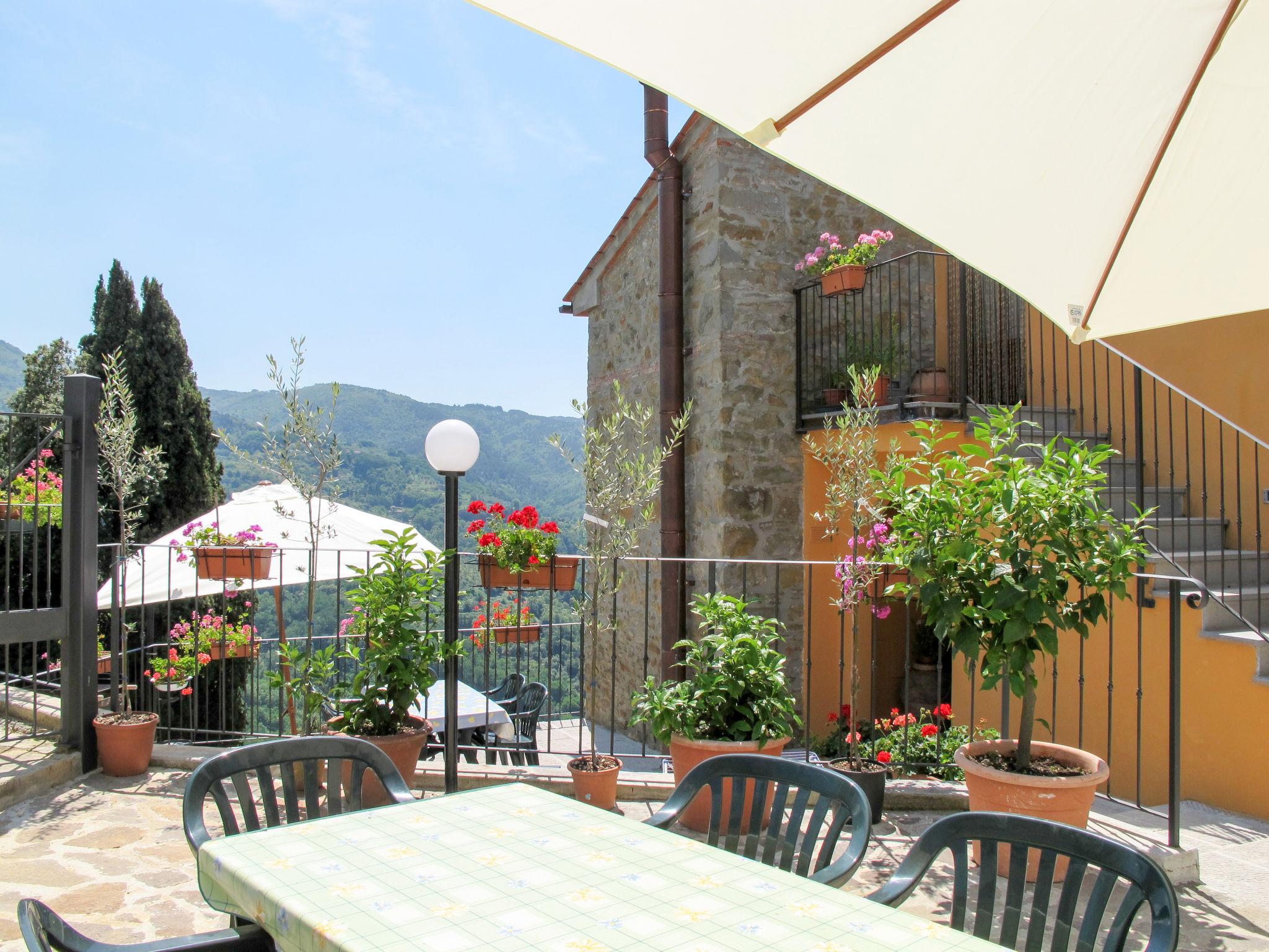 Photo 3 - Appartement de 2 chambres à Pescia avec piscine et terrasse