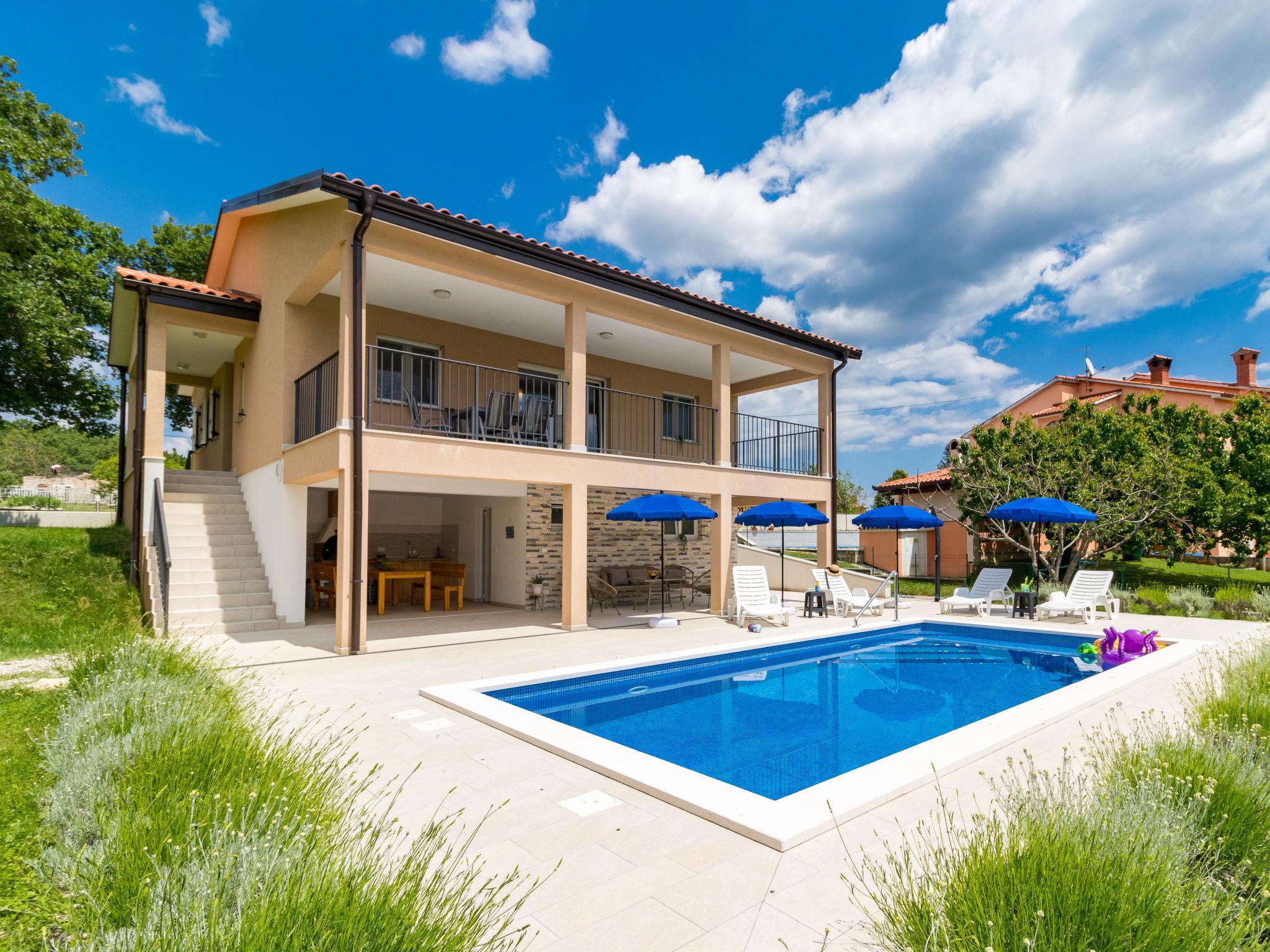 Foto 1 - Casa de 3 habitaciones en Labin con piscina privada y vistas al mar