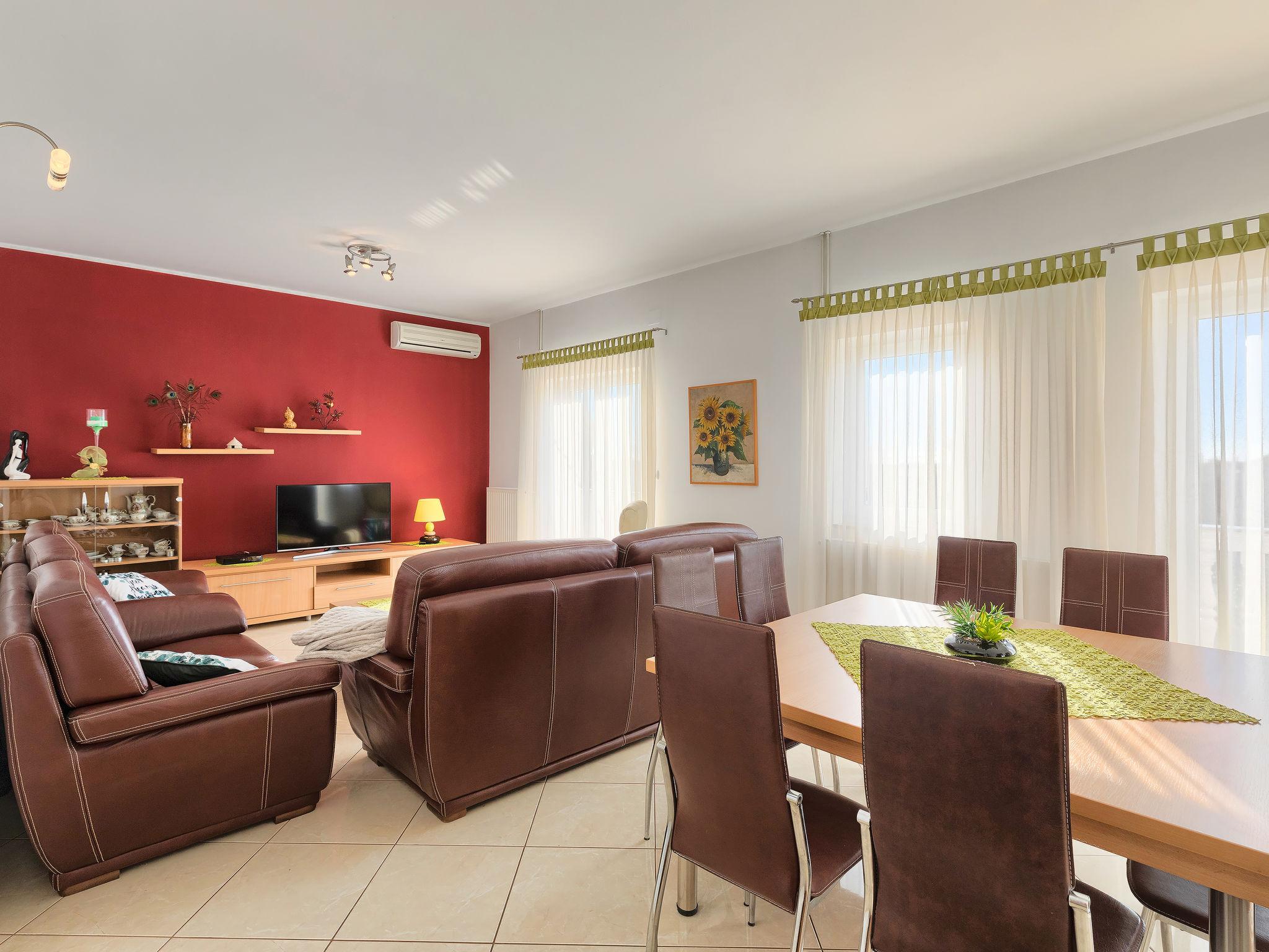 Foto 9 - Appartamento con 2 camere da letto a Vodnjan con giardino e vista mare