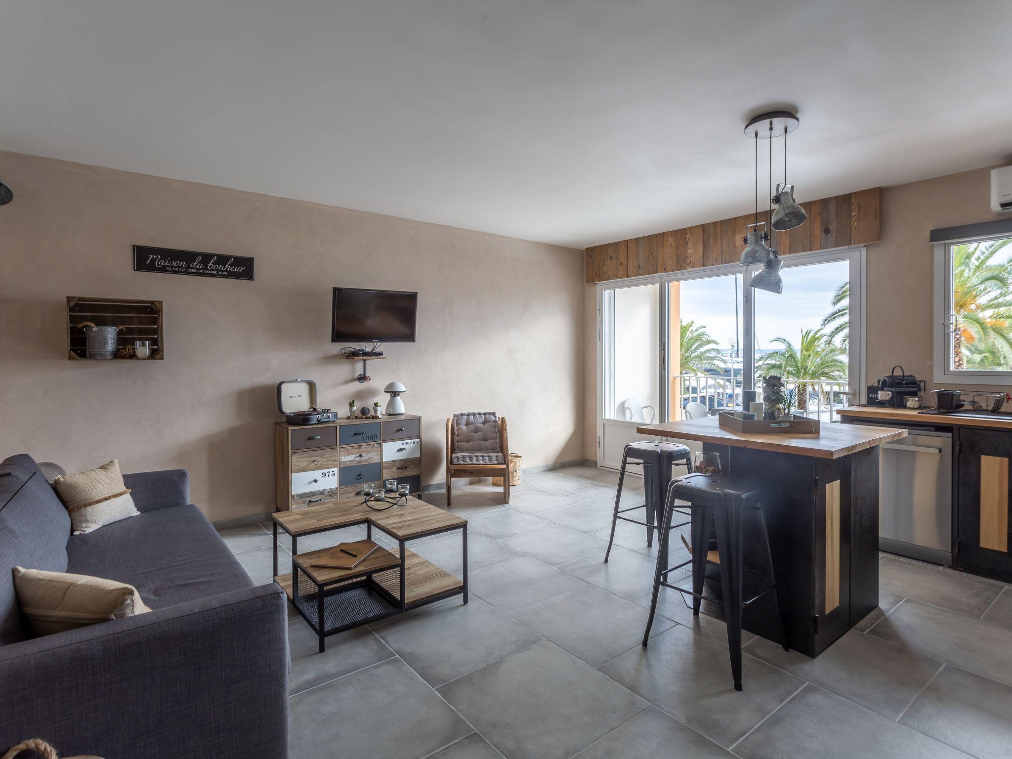 Foto 7 - Appartamento con 1 camera da letto a Hyères con vista mare