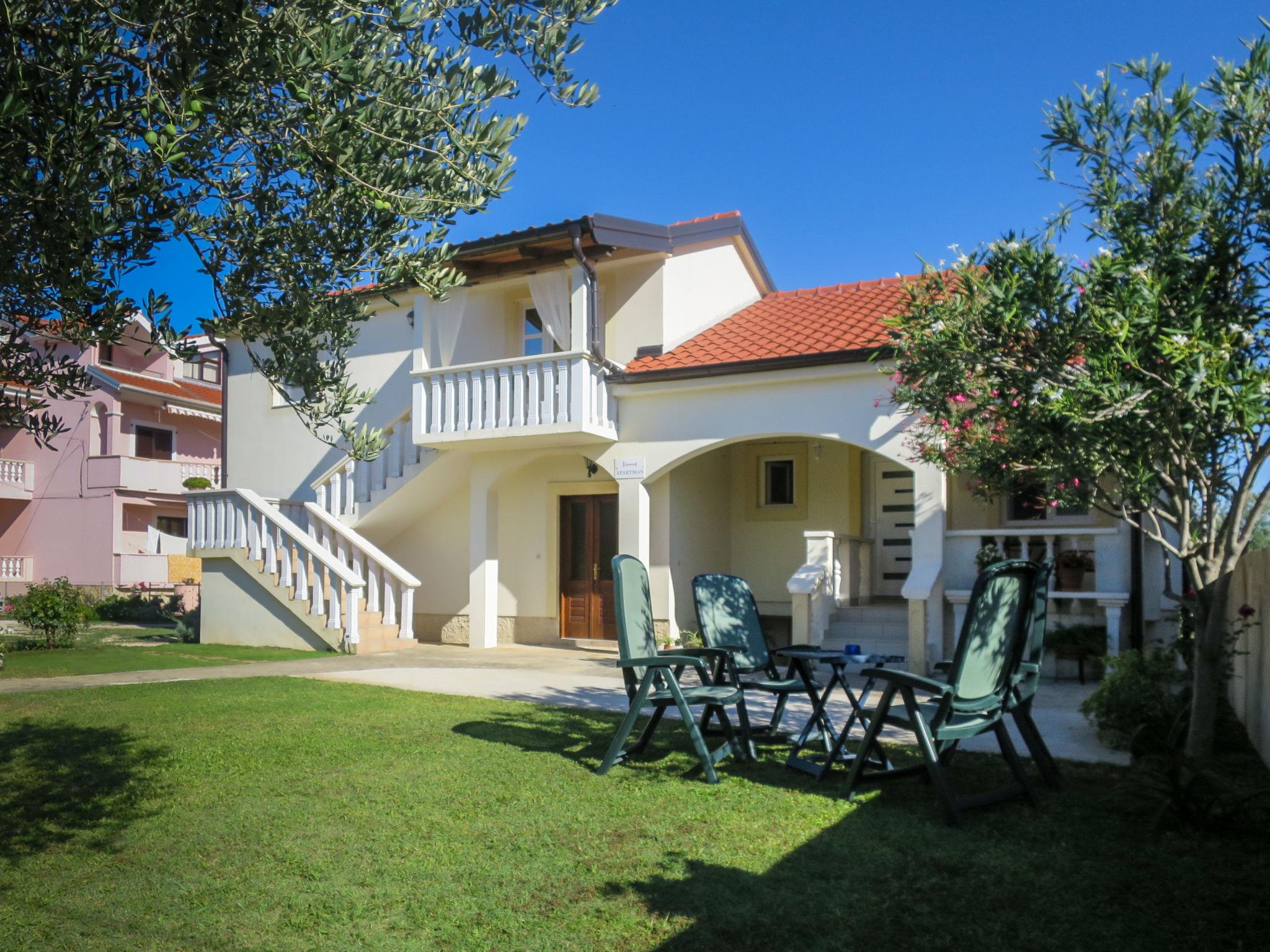 Photo 23 - Maison de 2 chambres à Privlaka avec terrasse et vues à la mer