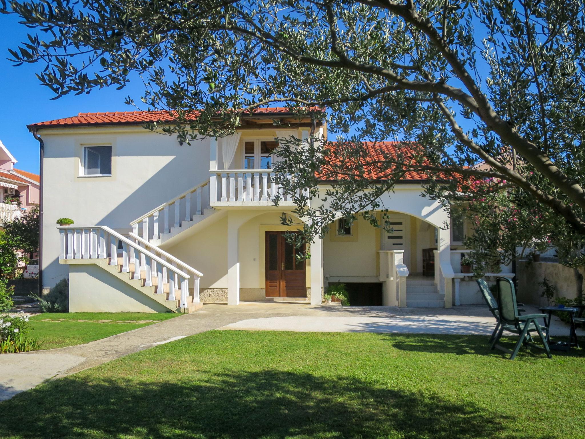 Photo 1 - Maison de 2 chambres à Privlaka avec terrasse et vues à la mer