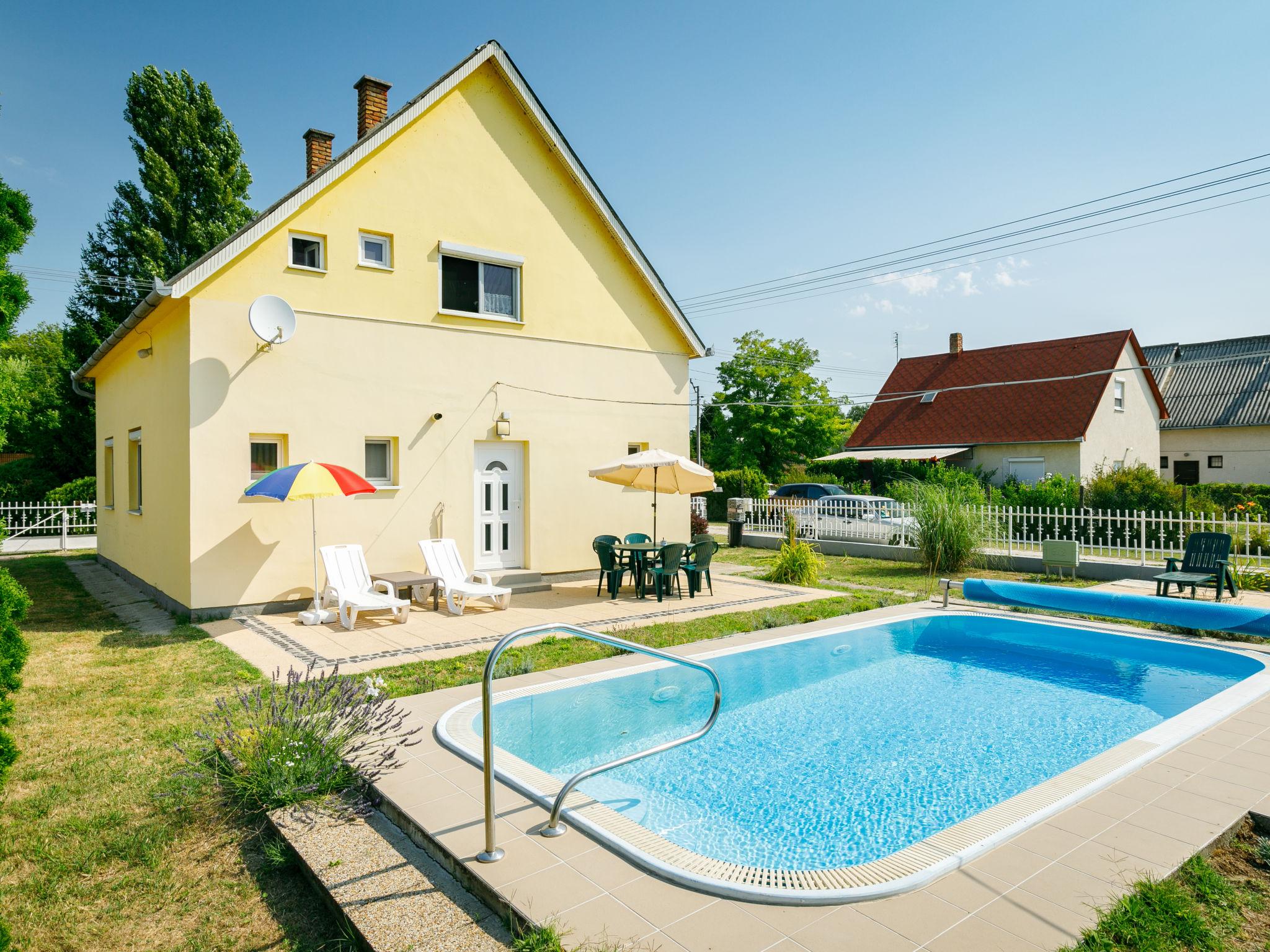Foto 1 - Casa de 4 habitaciones en Balatonmáriafürdő con piscina privada y jardín