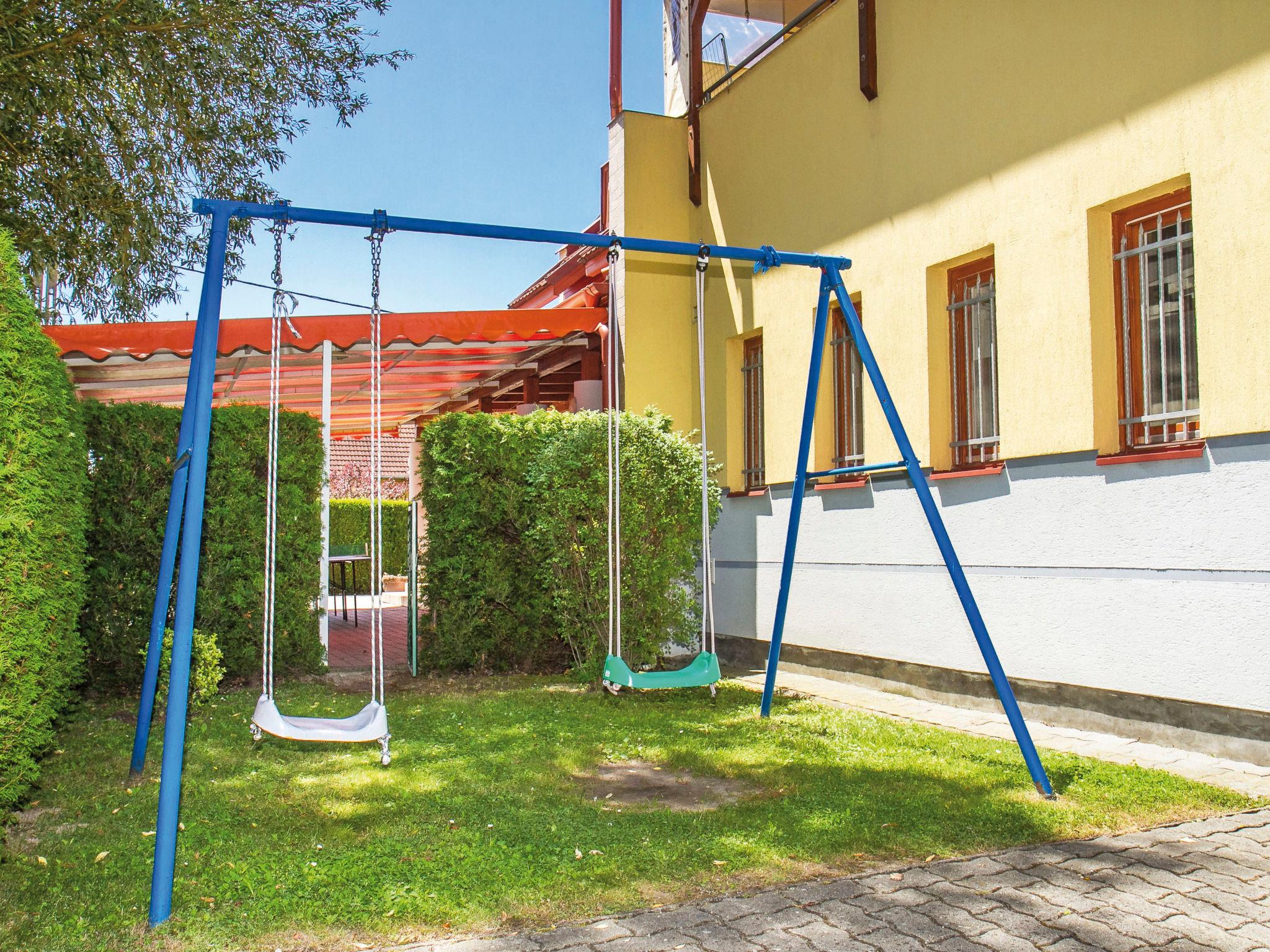Foto 8 - Apartamento de 2 habitaciones en Balatonmáriafürdő con piscina y jardín