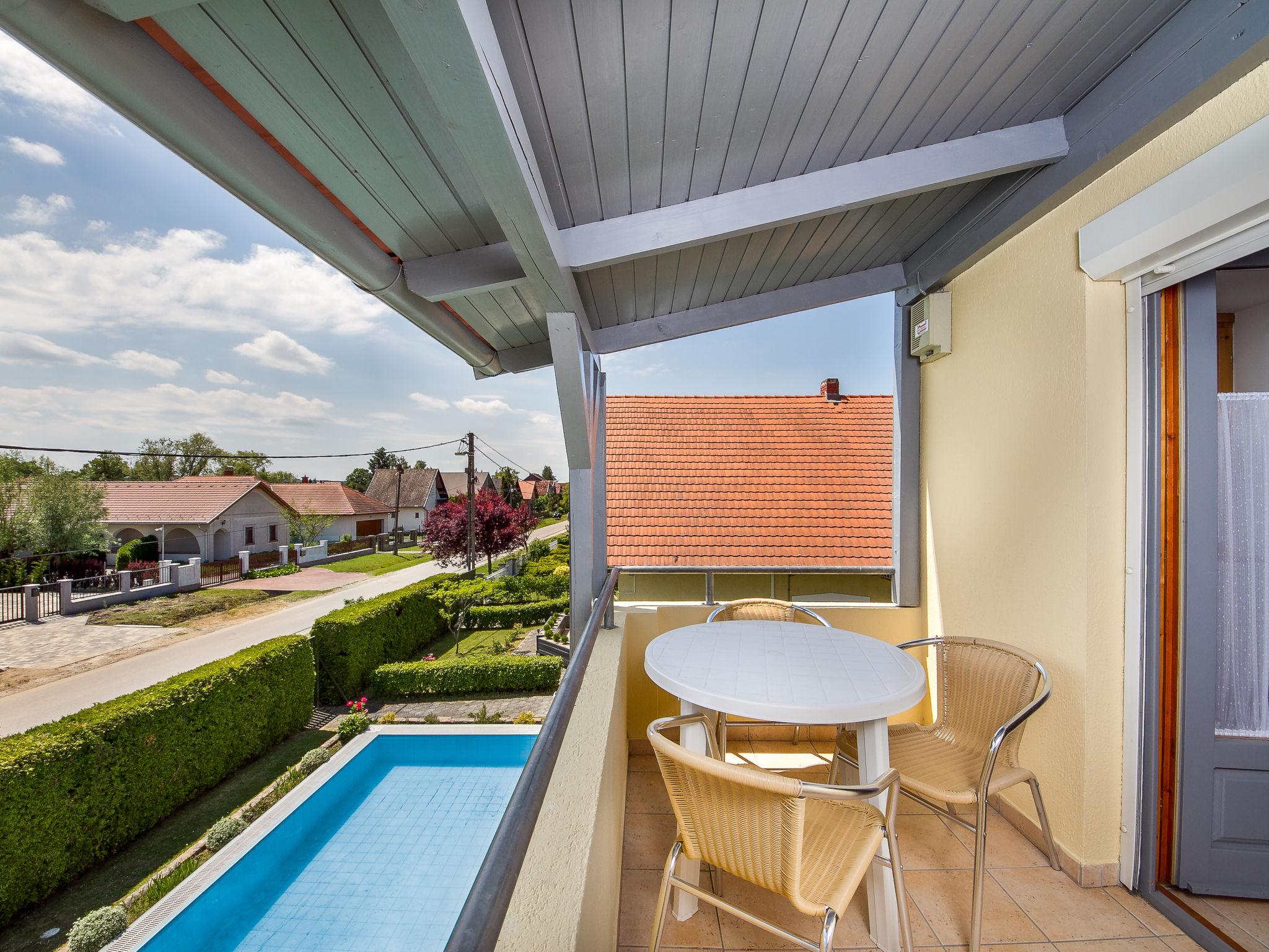 Photo 2 - Appartement de 2 chambres à Balatonmáriafürdő avec piscine et jardin