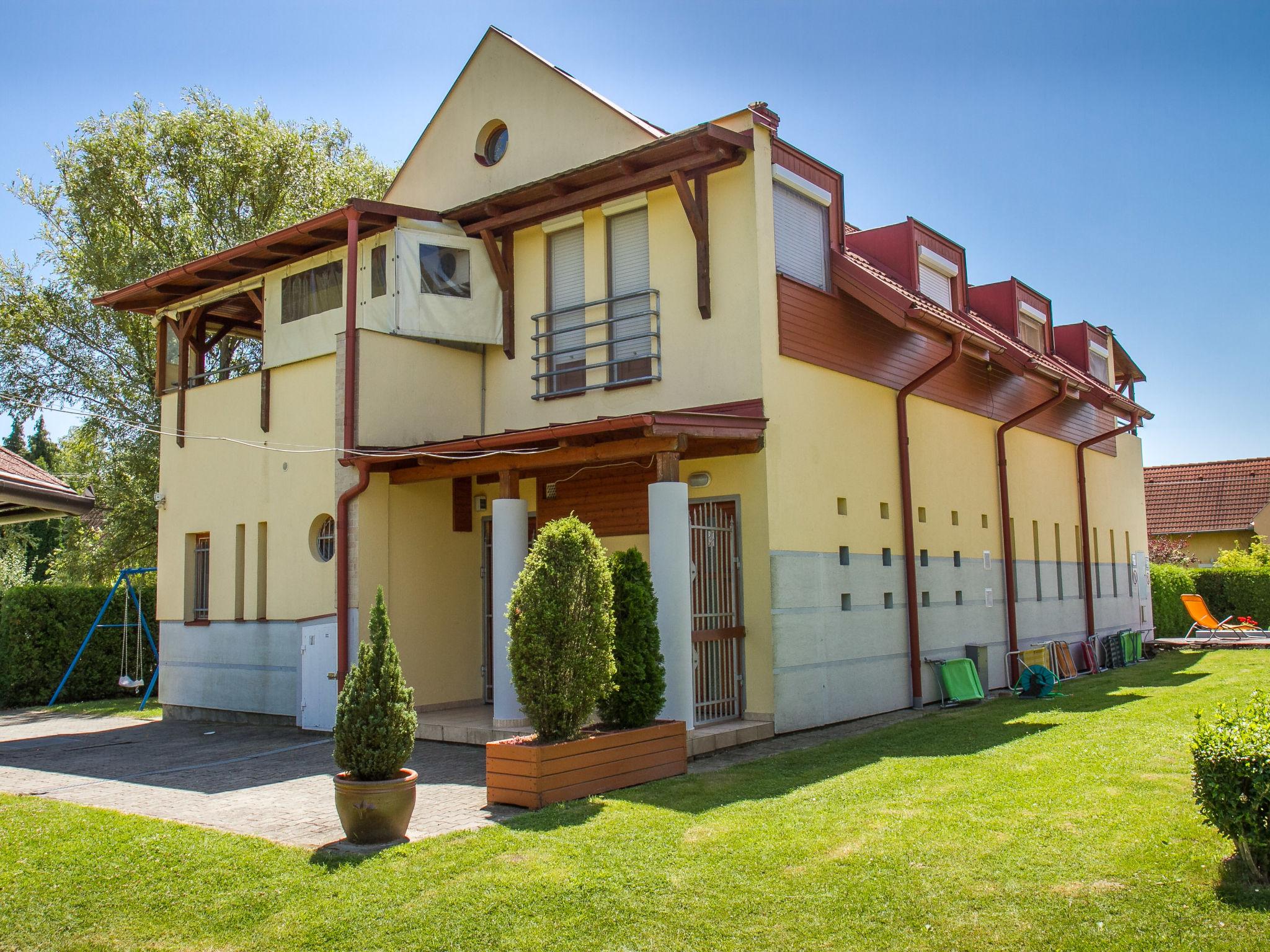 Foto 9 - Apartamento de 2 quartos em Balatonmáriafürdő com piscina e jardim