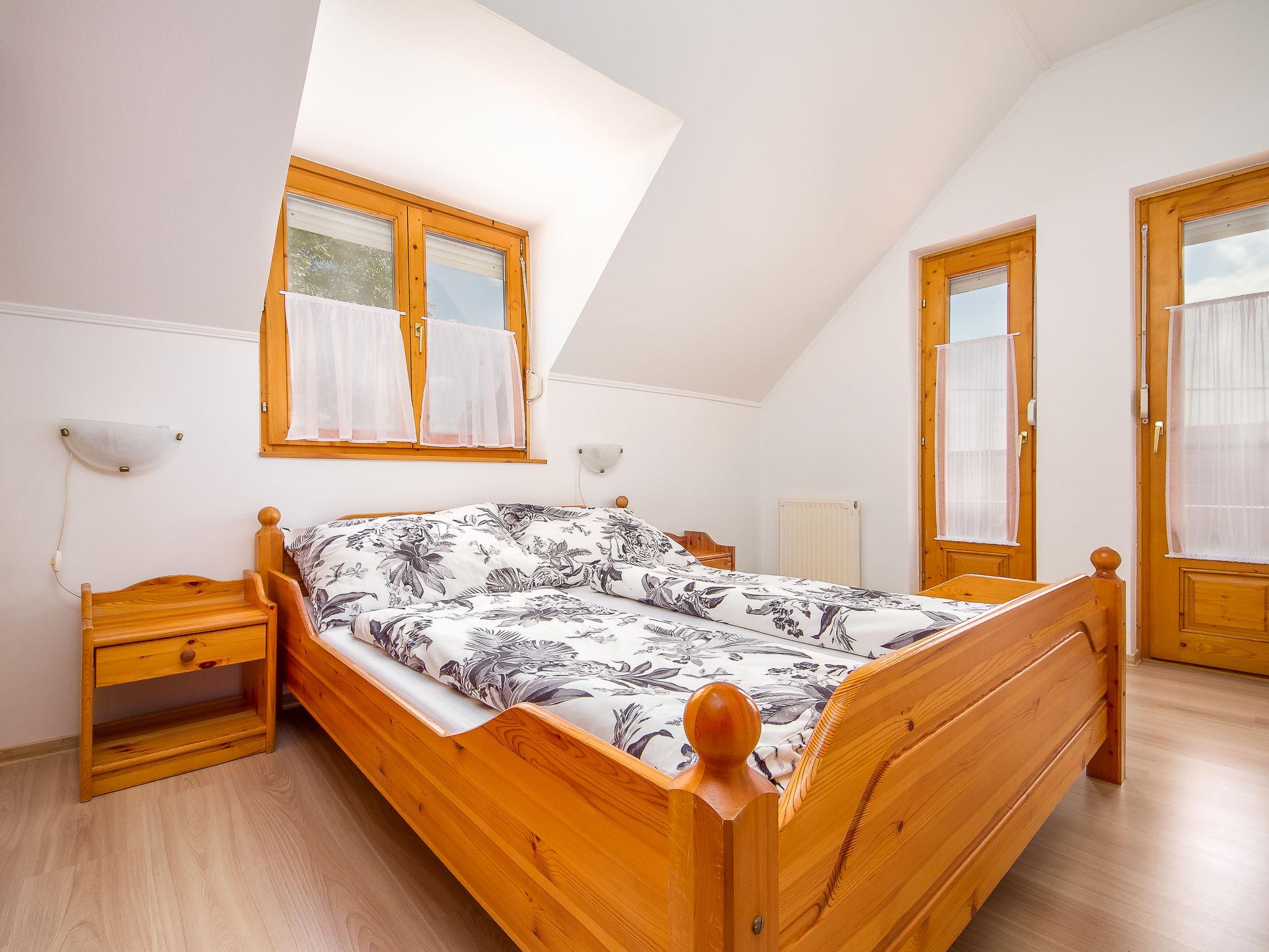 Foto 5 - Appartamento con 2 camere da letto a Balatonmáriafürdő con piscina e giardino