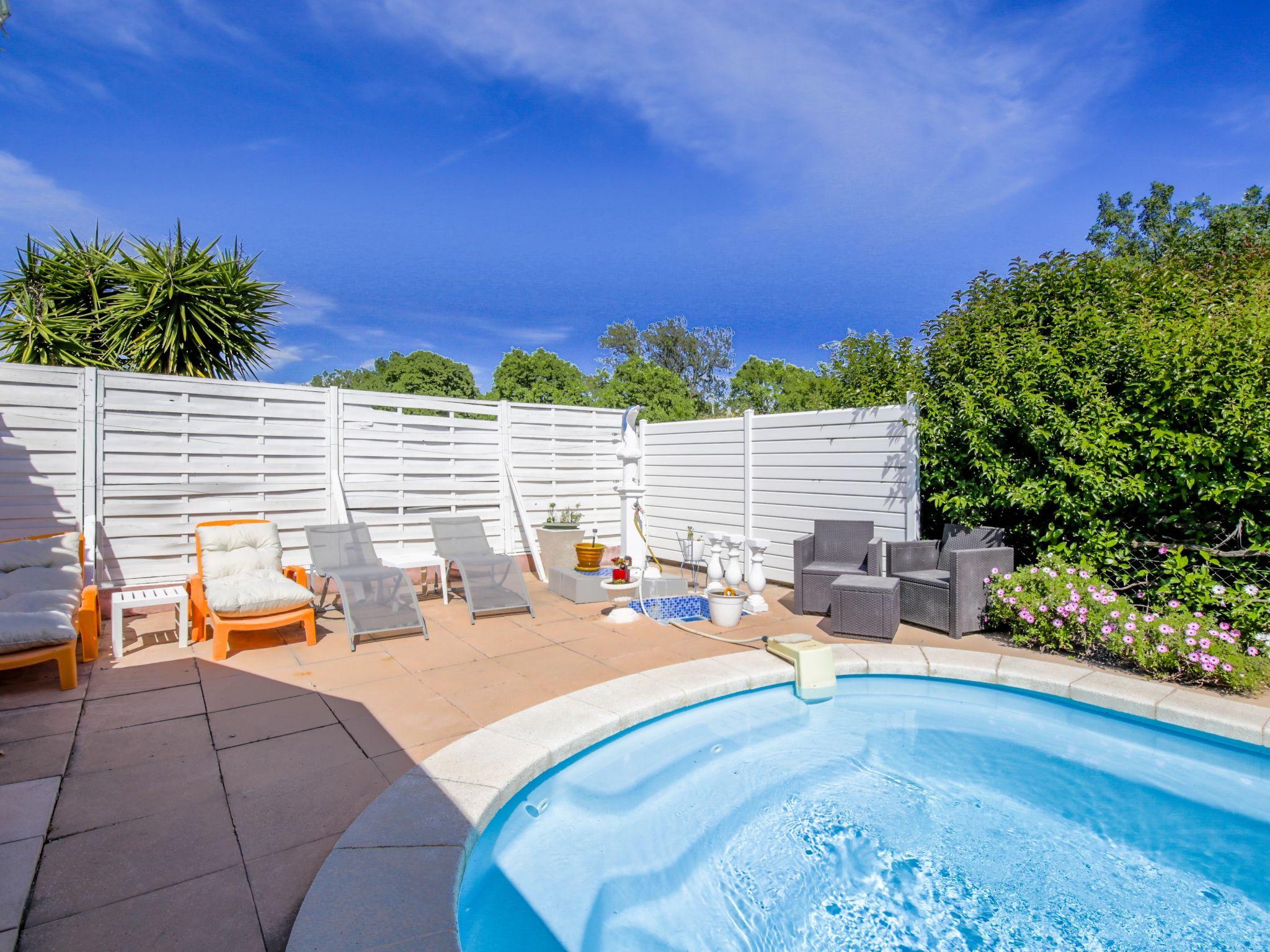 Foto 12 - Casa de 3 quartos em Solliès-Pont com piscina privada e vistas do mar