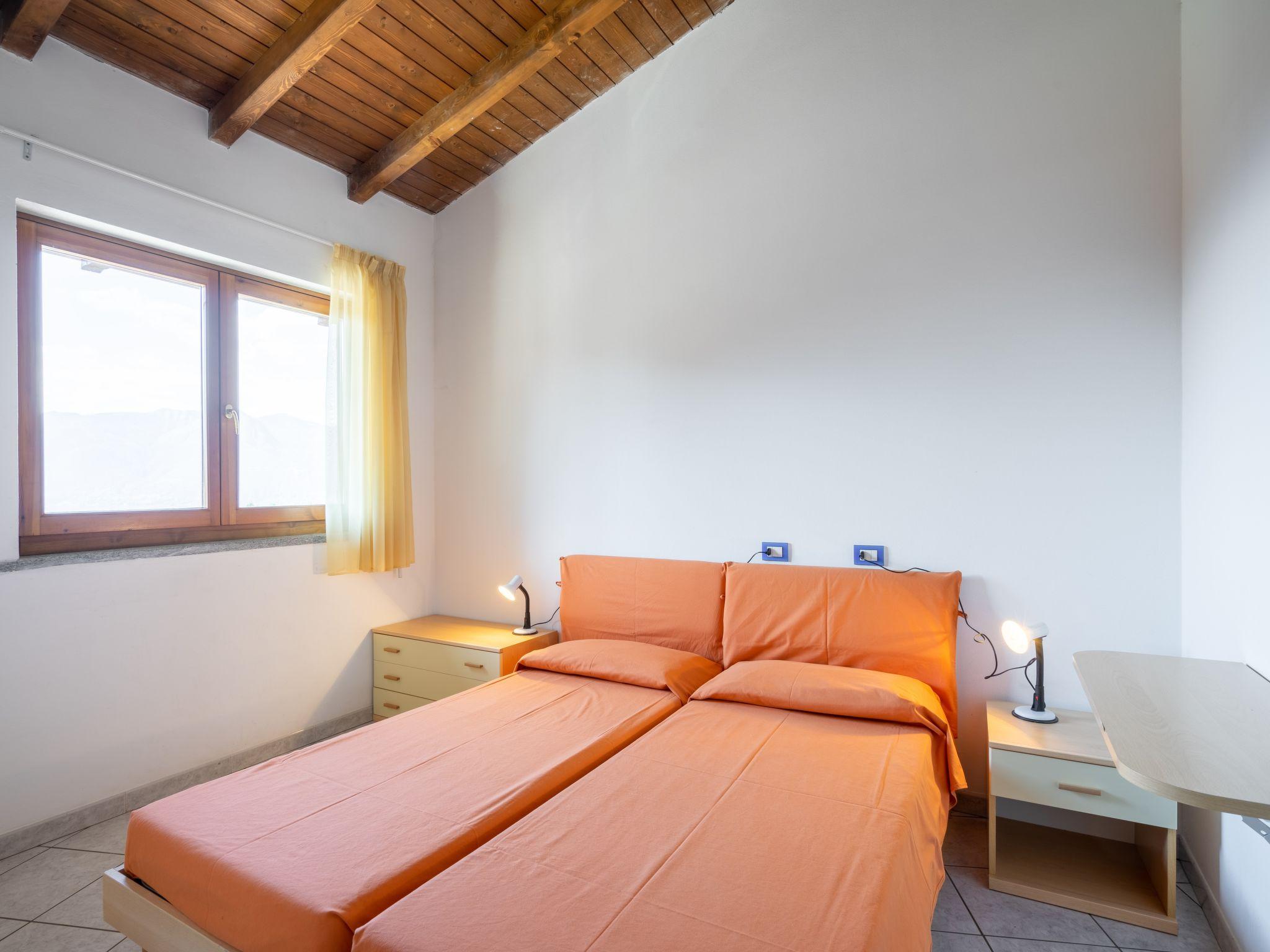 Foto 17 - Appartamento con 2 camere da letto a Luino con piscina e vista sulle montagne