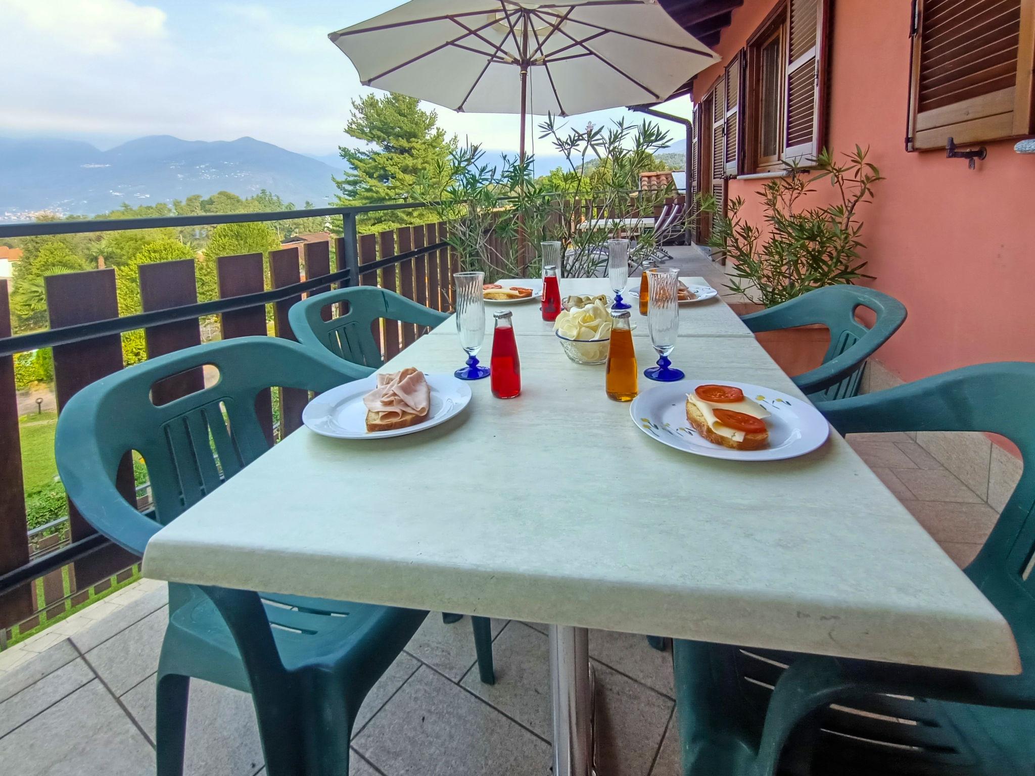 Foto 20 - Appartamento con 2 camere da letto a Luino con piscina e vista sulle montagne