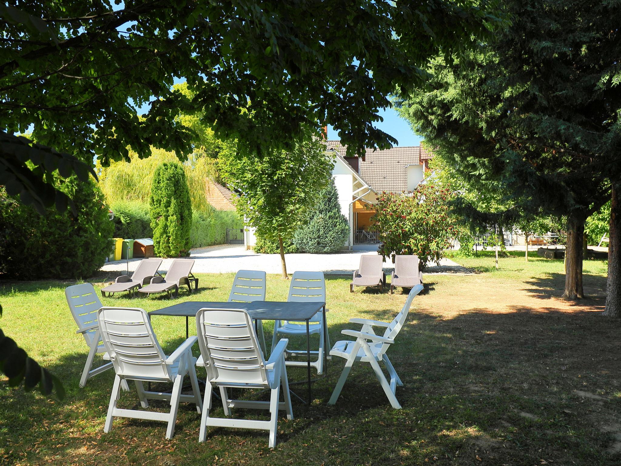 Photo 15 - 2 bedroom Apartment in Balatonszemes with garden and mountain view