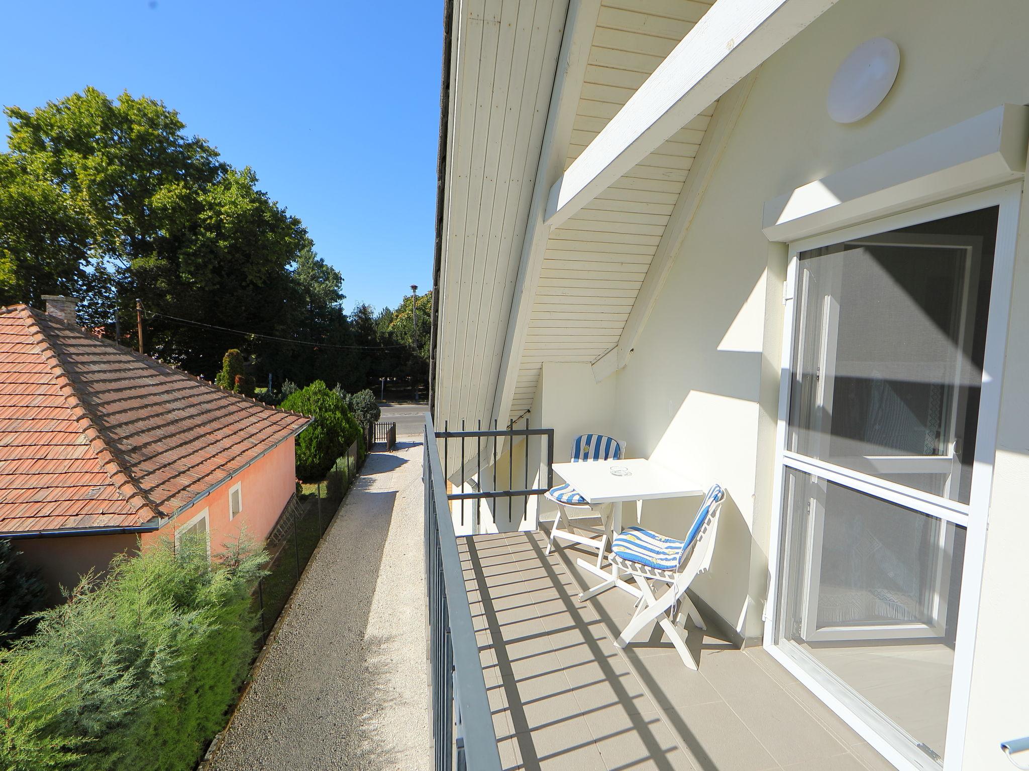 Photo 3 - 2 bedroom Apartment in Balatonszemes with garden and mountain view