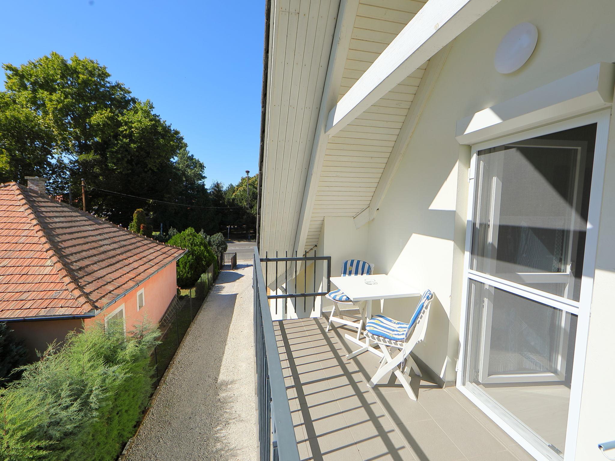 Photo 3 - Appartement de 2 chambres à Balatonszemes avec jardin et vues sur la montagne