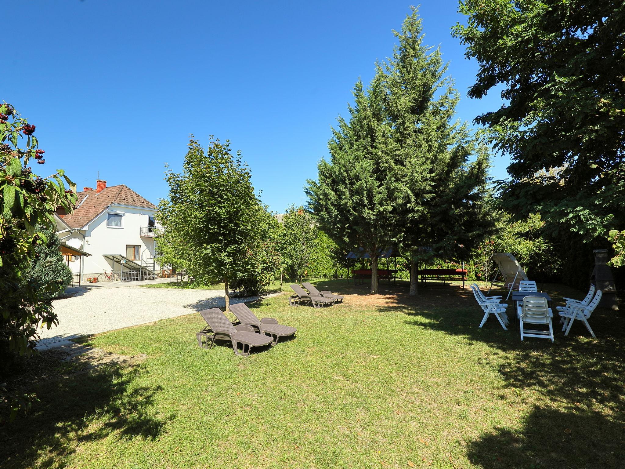 Foto 6 - Appartamento con 2 camere da letto a Balatonszemes con giardino e vista sulle montagne