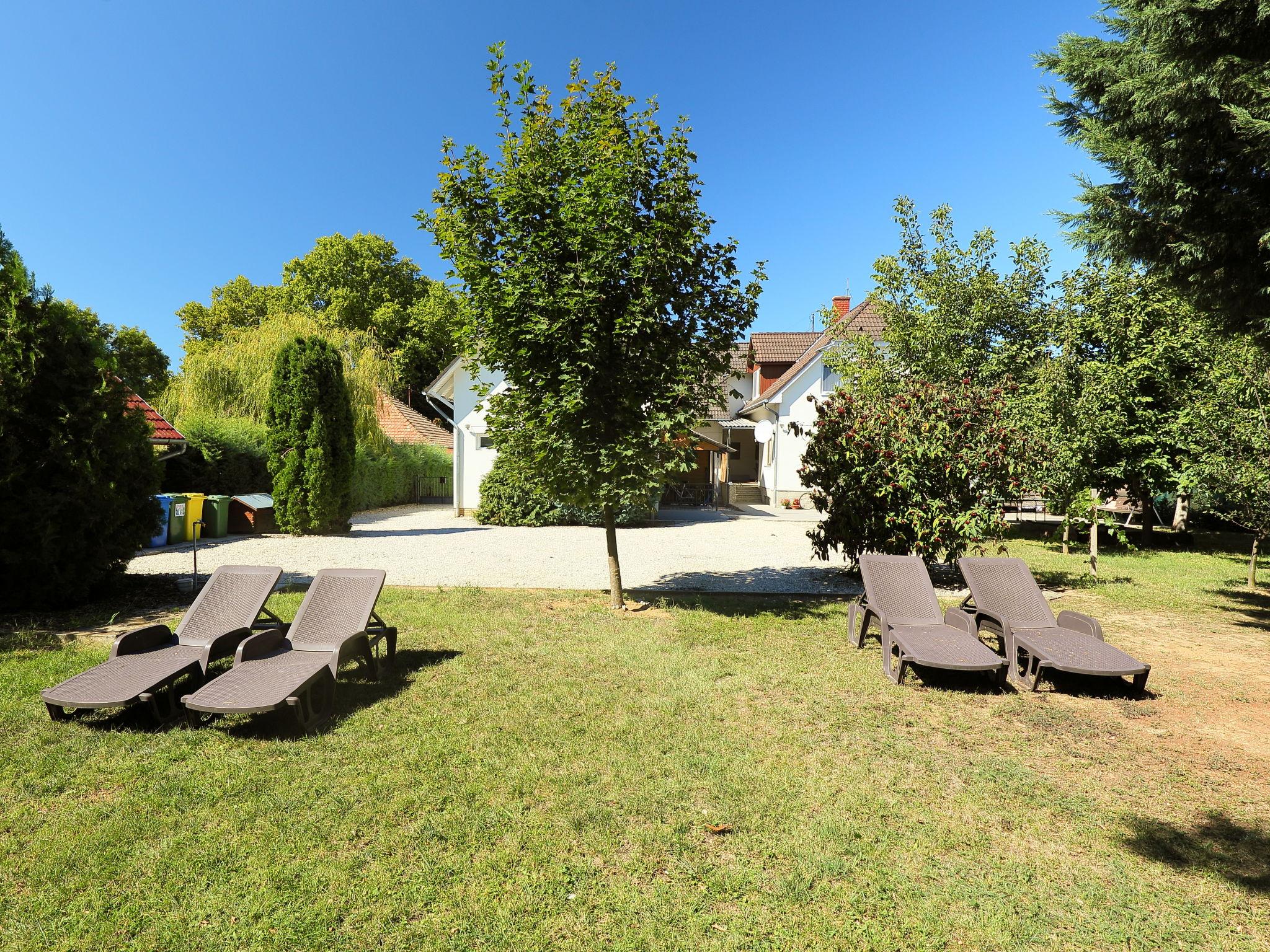 Foto 2 - Appartamento con 2 camere da letto a Balatonszemes con giardino e vista sulle montagne