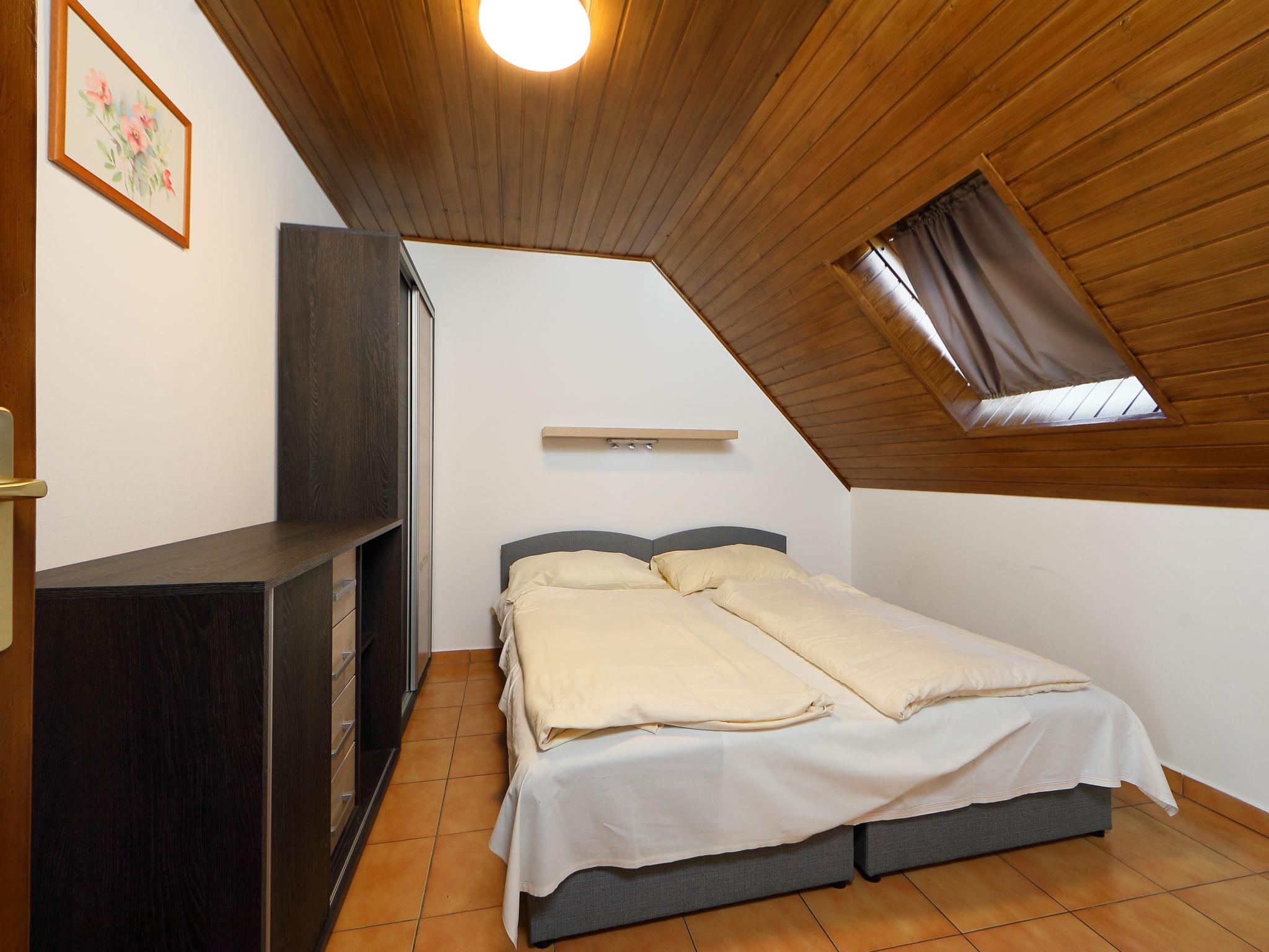 Foto 8 - Appartamento con 2 camere da letto a Balatonszemes con giardino e vista sulle montagne