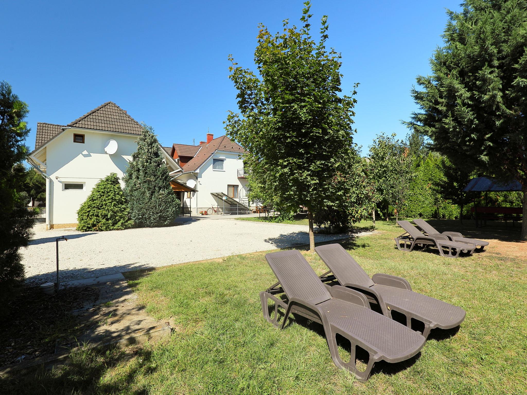 Photo 2 - 6 bedroom Apartment in Balatonszemes with garden and terrace