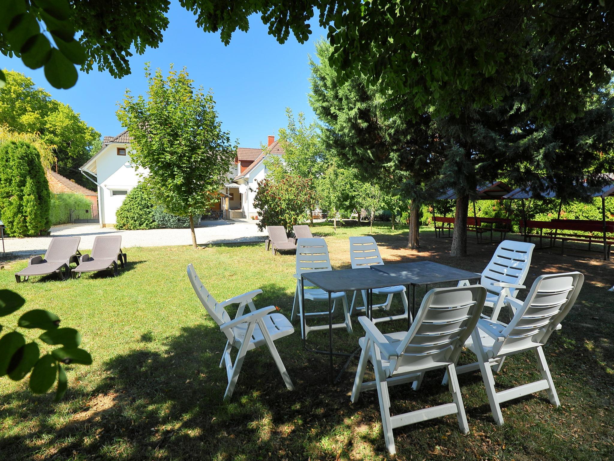 Foto 1 - Apartamento de 2 habitaciones en Balatonszemes con jardín y vistas a la montaña