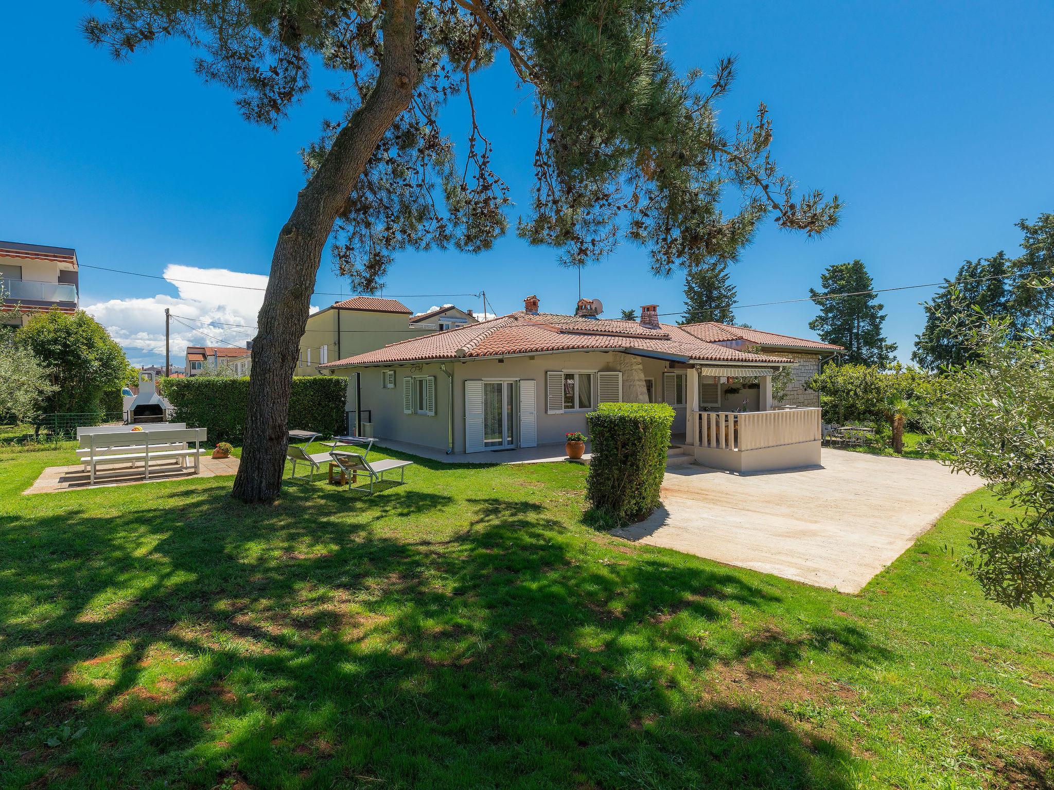 Photo 2 - Maison de 2 chambres à Umag avec jardin et vues à la mer