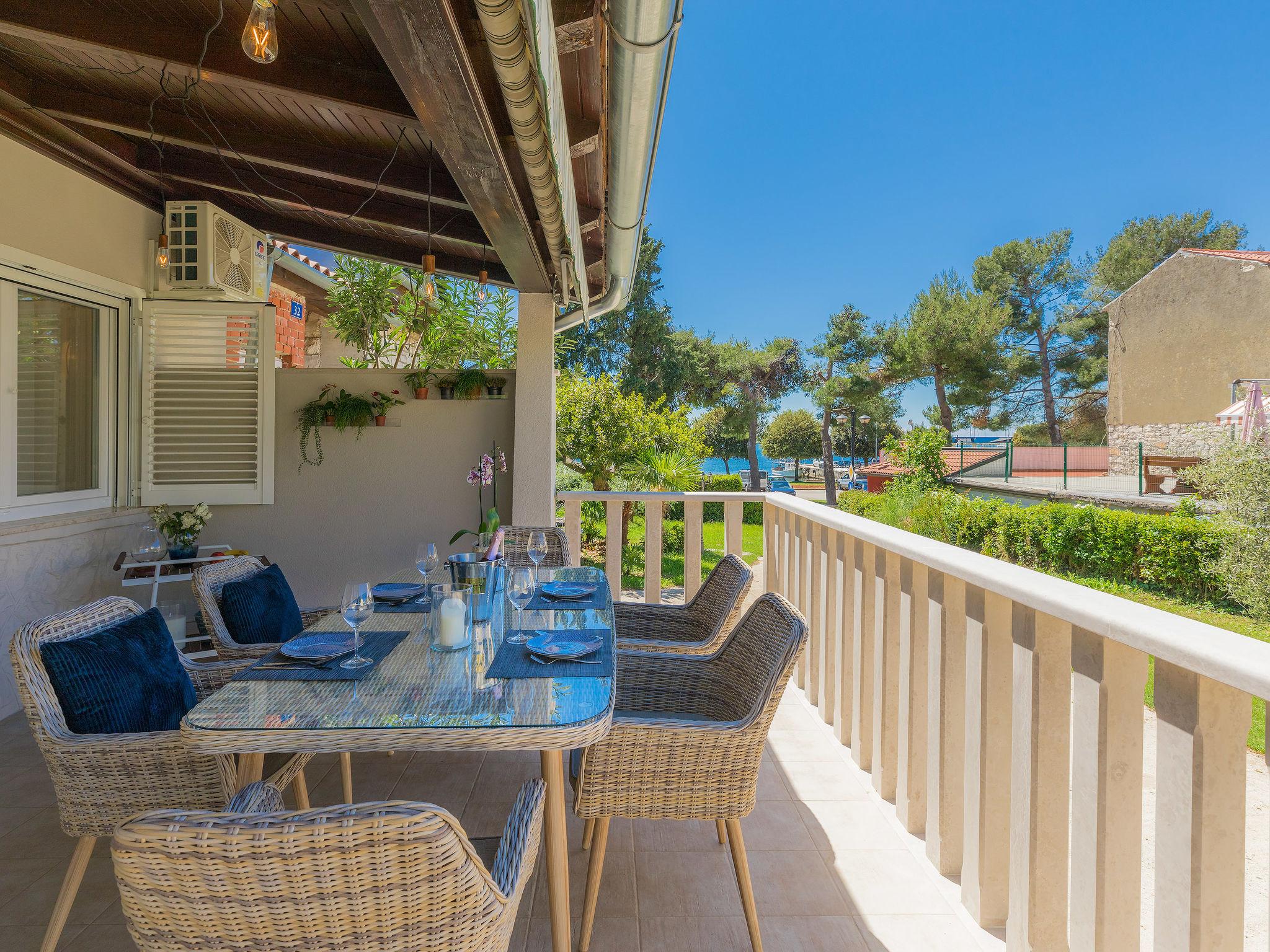 Photo 3 - Maison de 2 chambres à Umag avec jardin et terrasse