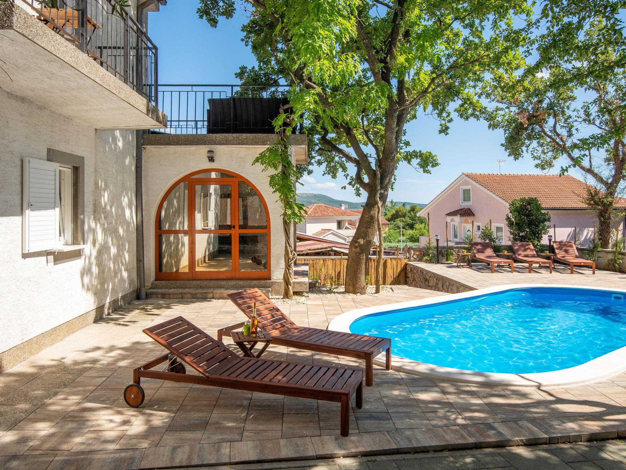 Foto 10 - Casa con 3 camere da letto a Krk con piscina privata e vista mare