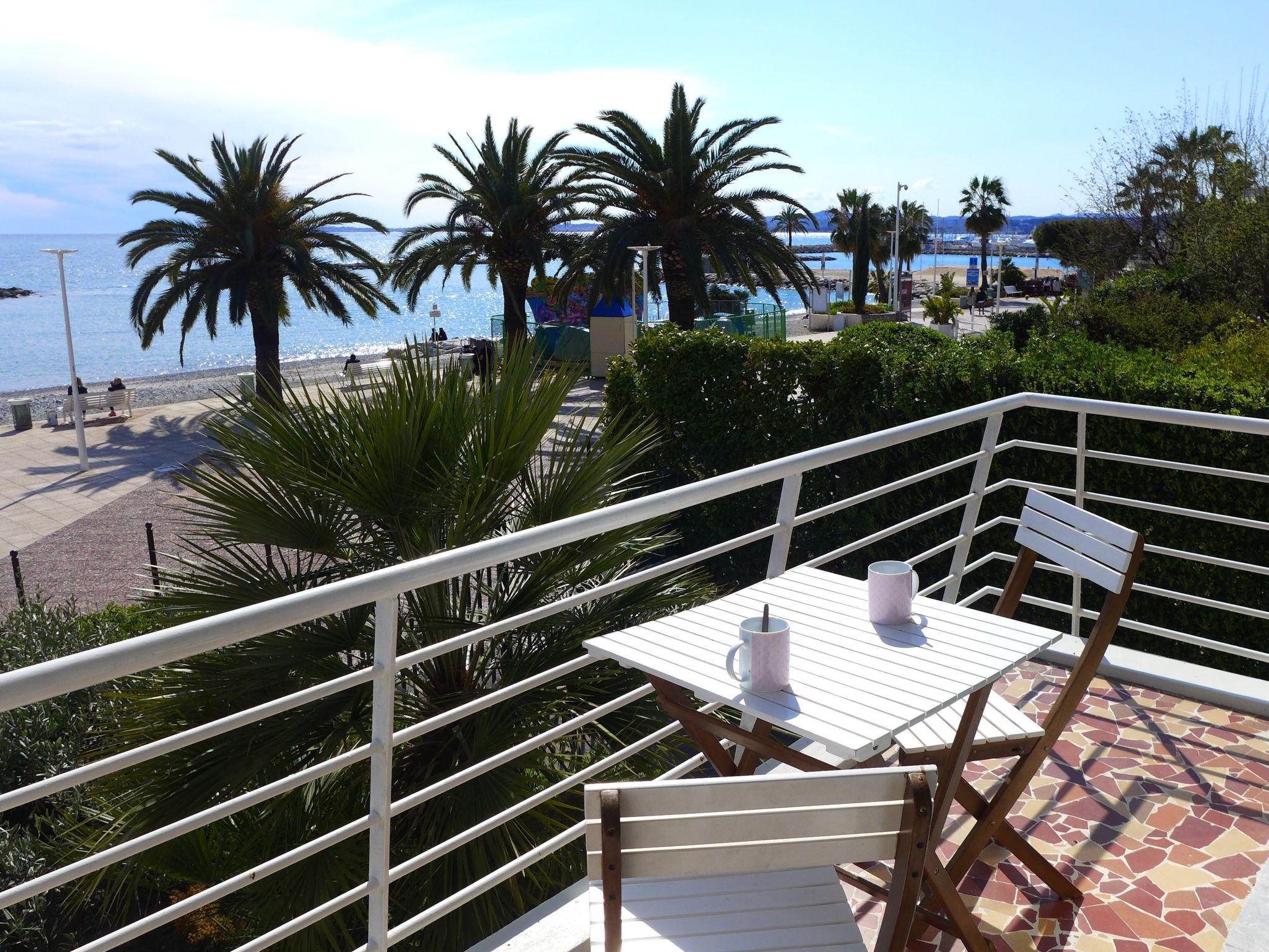 Foto 1 - Appartamento con 1 camera da letto a Saint-Laurent-du-Var con terrazza e vista mare