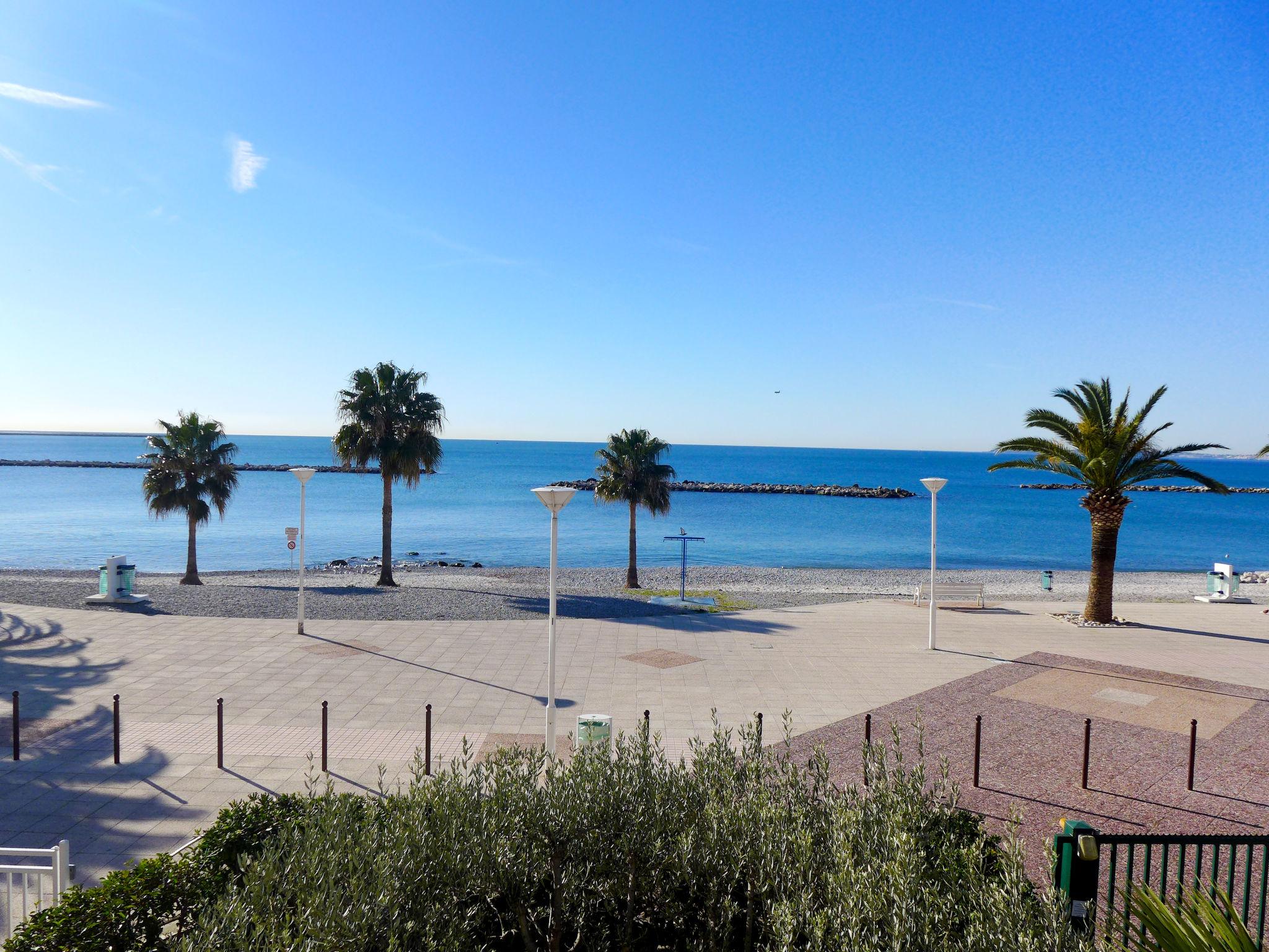 Foto 5 - Appartamento con 1 camera da letto a Saint-Laurent-du-Var con terrazza e vista mare