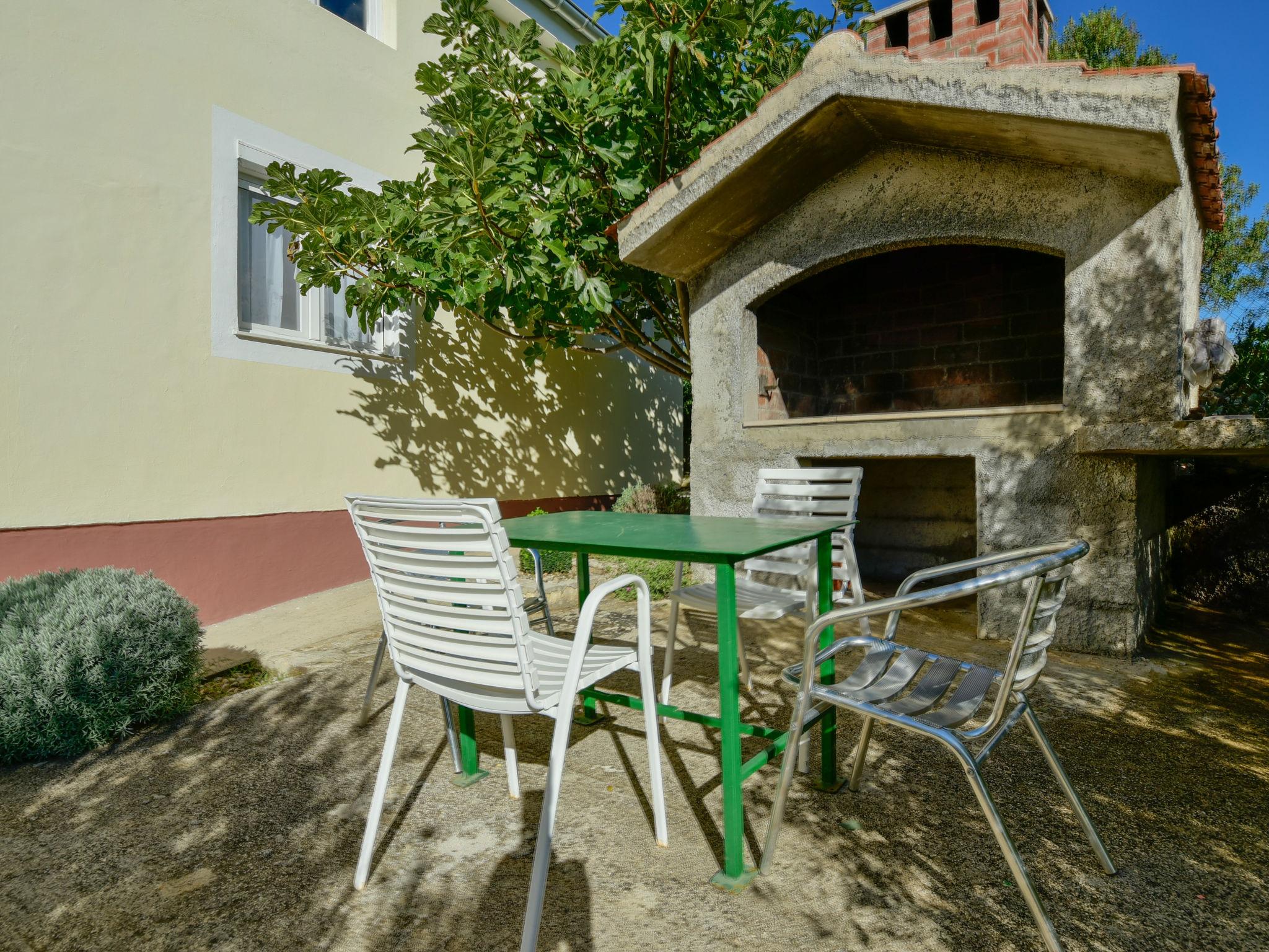 Photo 24 - Maison de 3 chambres à Jasenice avec jardin et vues à la mer