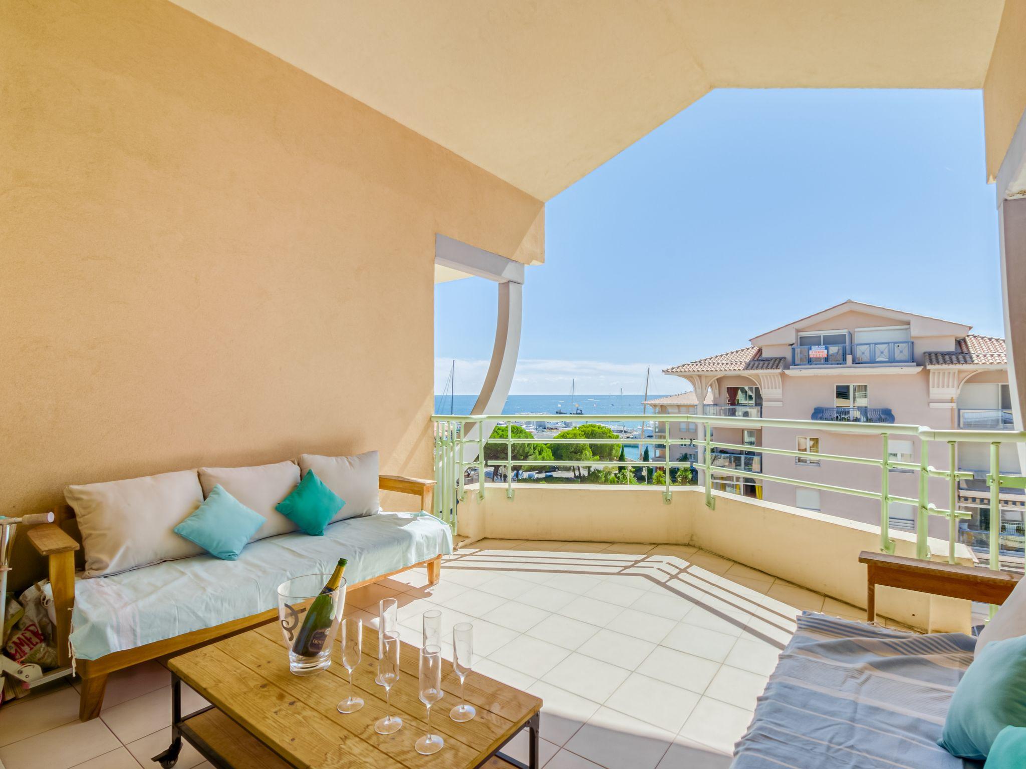 Photo 2 - Appartement de 2 chambres à Fréjus avec terrasse et vues à la mer