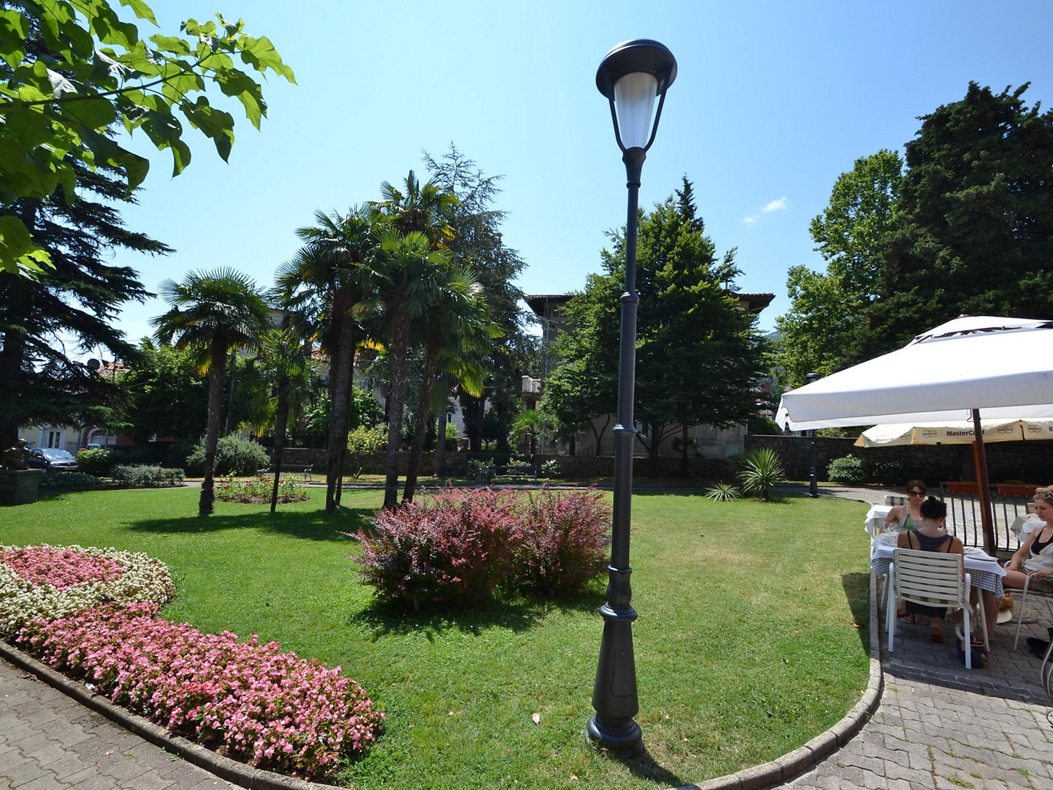 Photo 22 - Appartement de 1 chambre à Opatija avec jardin et vues à la mer