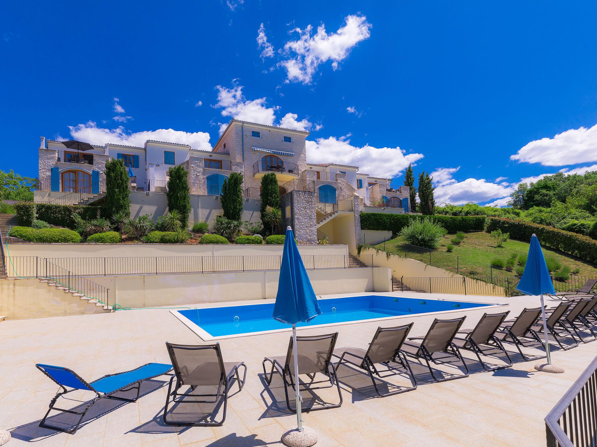 Photo 1 - Maison de 3 chambres à Buje avec piscine et vues à la mer