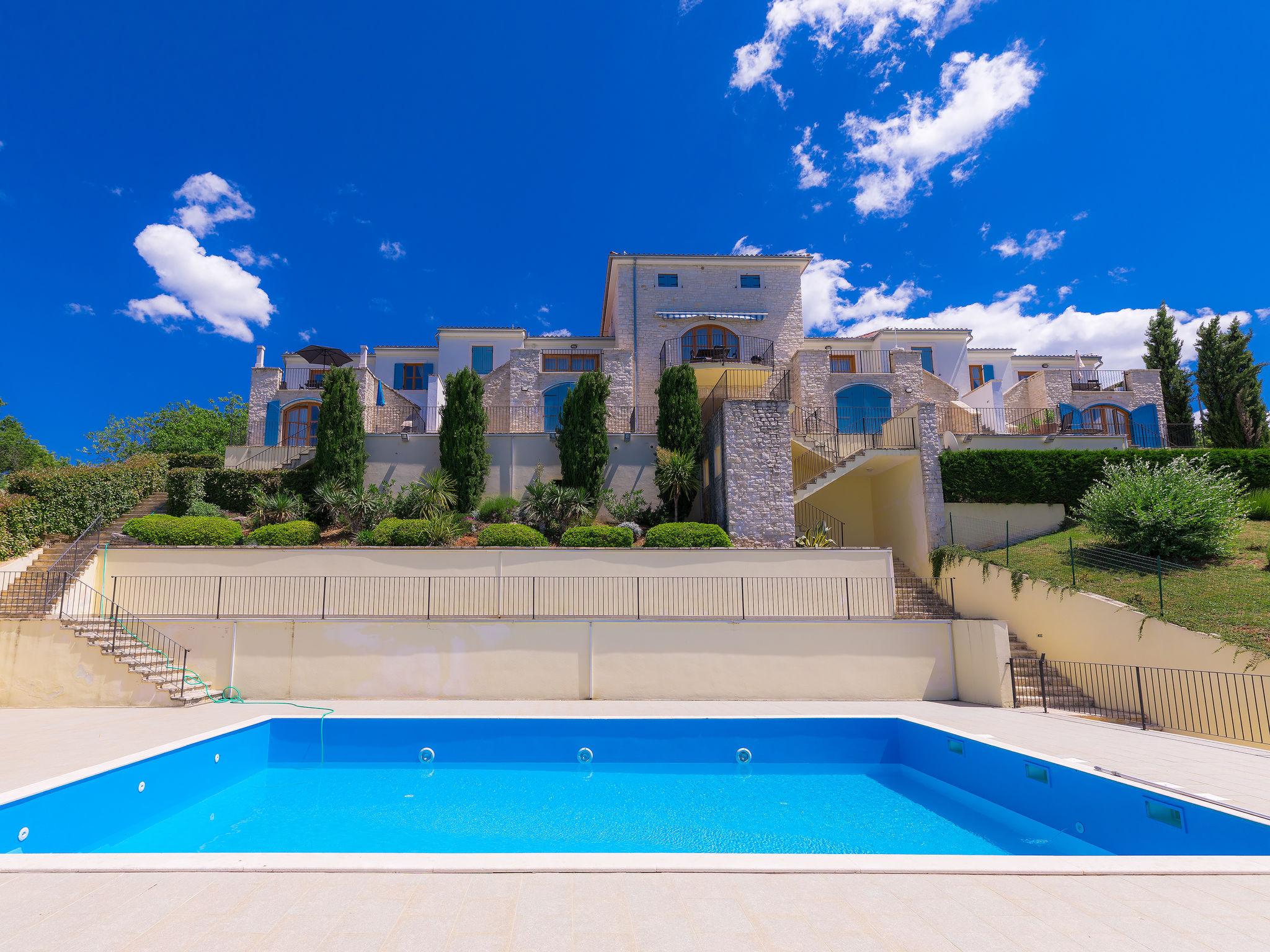 Foto 1 - Casa de 3 quartos em Buje com piscina e vistas do mar