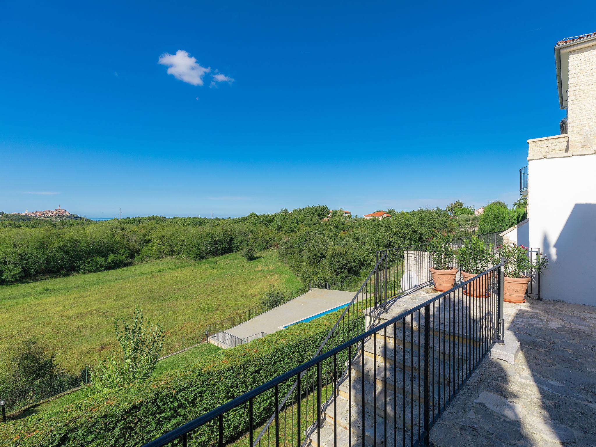 Foto 31 - Casa con 3 camere da letto a Buje con piscina e vista mare