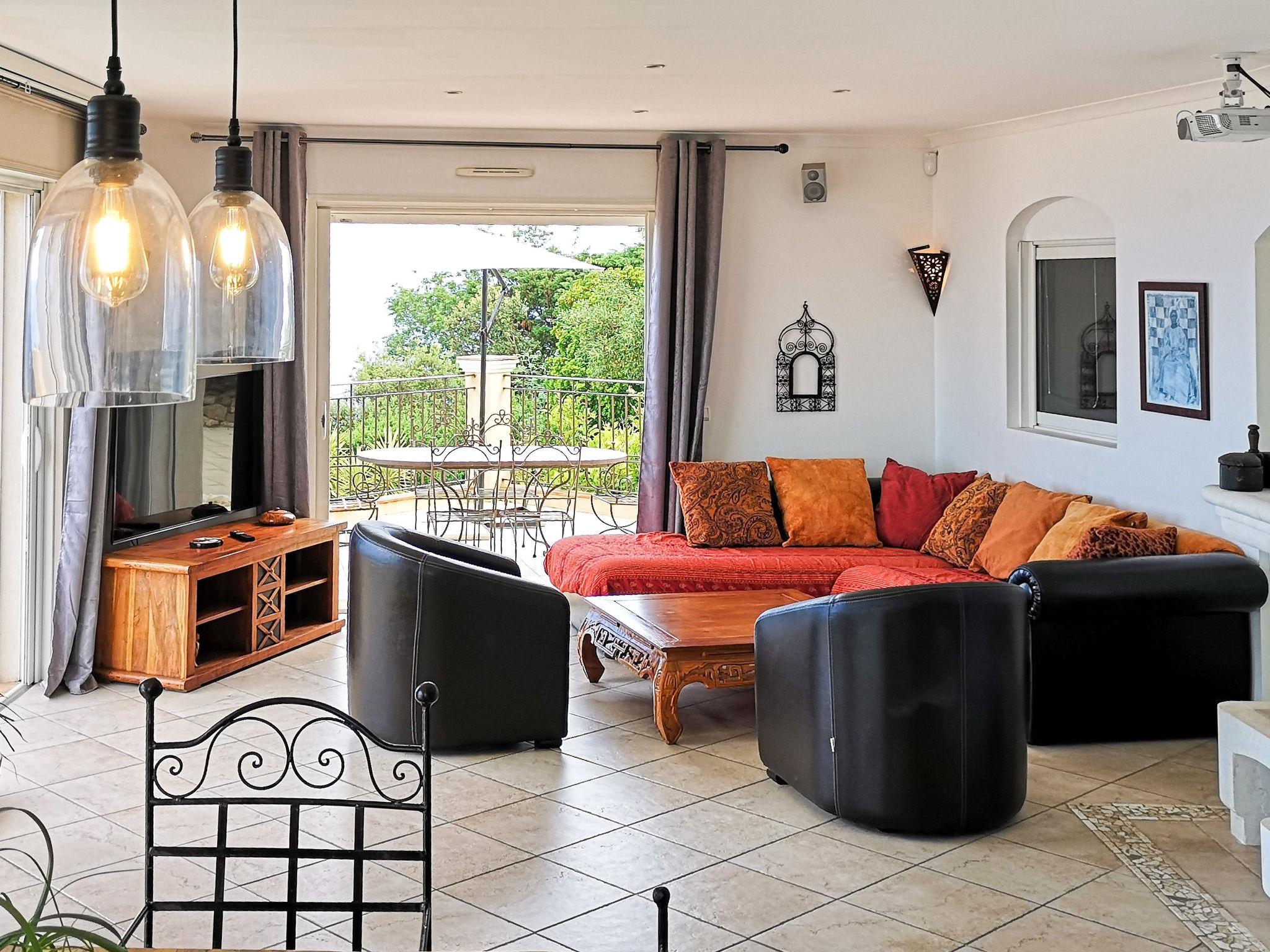 Foto 3 - Haus mit 4 Schlafzimmern in Roquebrune-sur-Argens mit privater pool und blick aufs meer