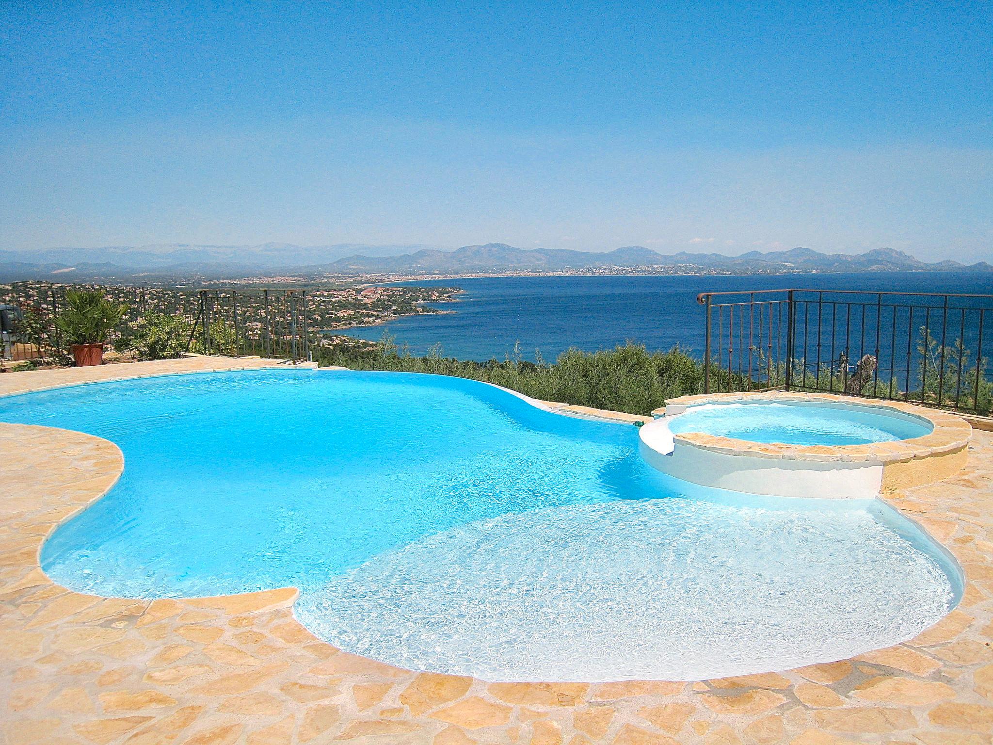 Photo 1 - Maison de 4 chambres à Roquebrune-sur-Argens avec piscine privée et vues à la mer