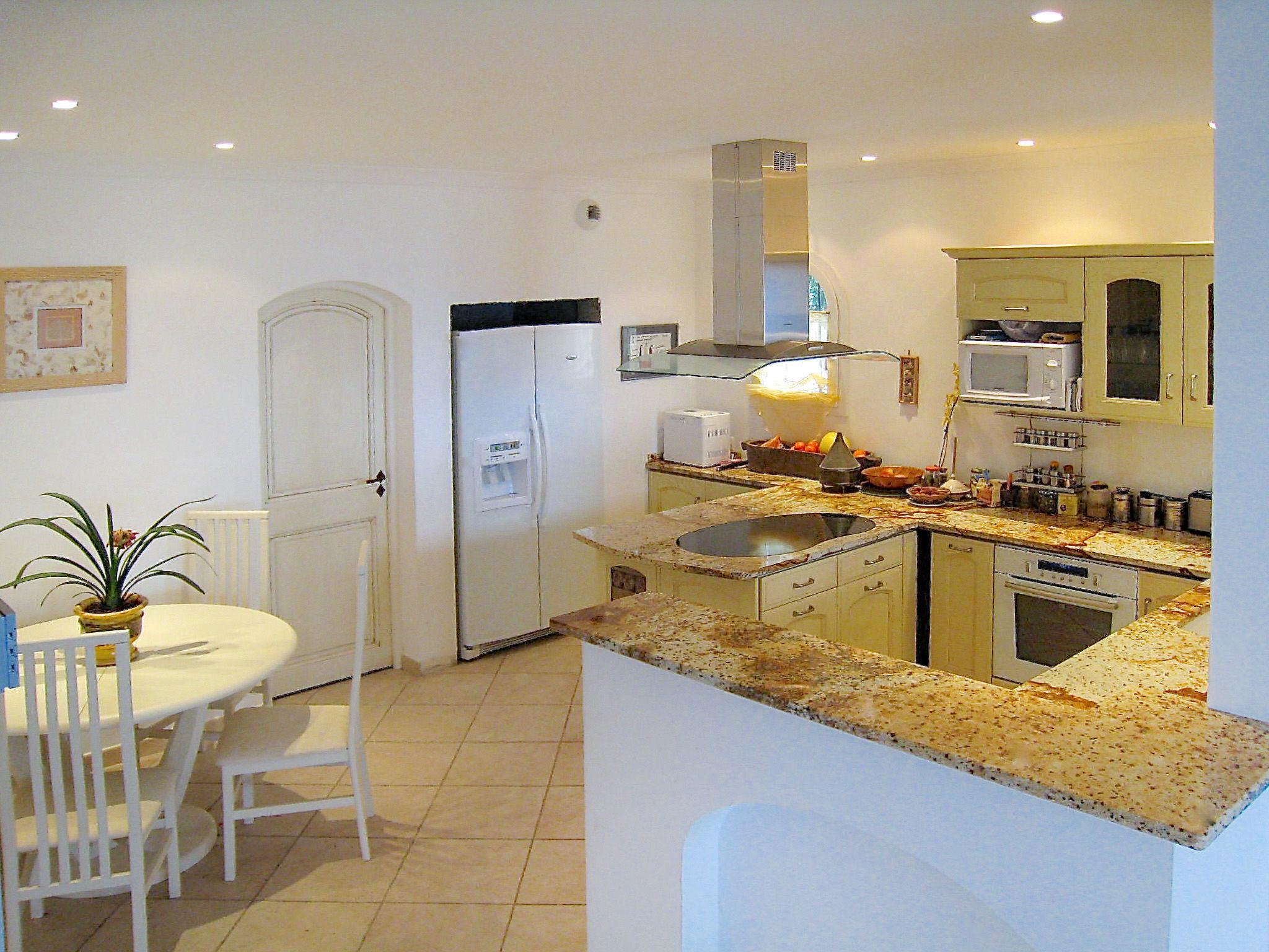 Photo 7 - 4 bedroom House in Roquebrune-sur-Argens with private pool and garden