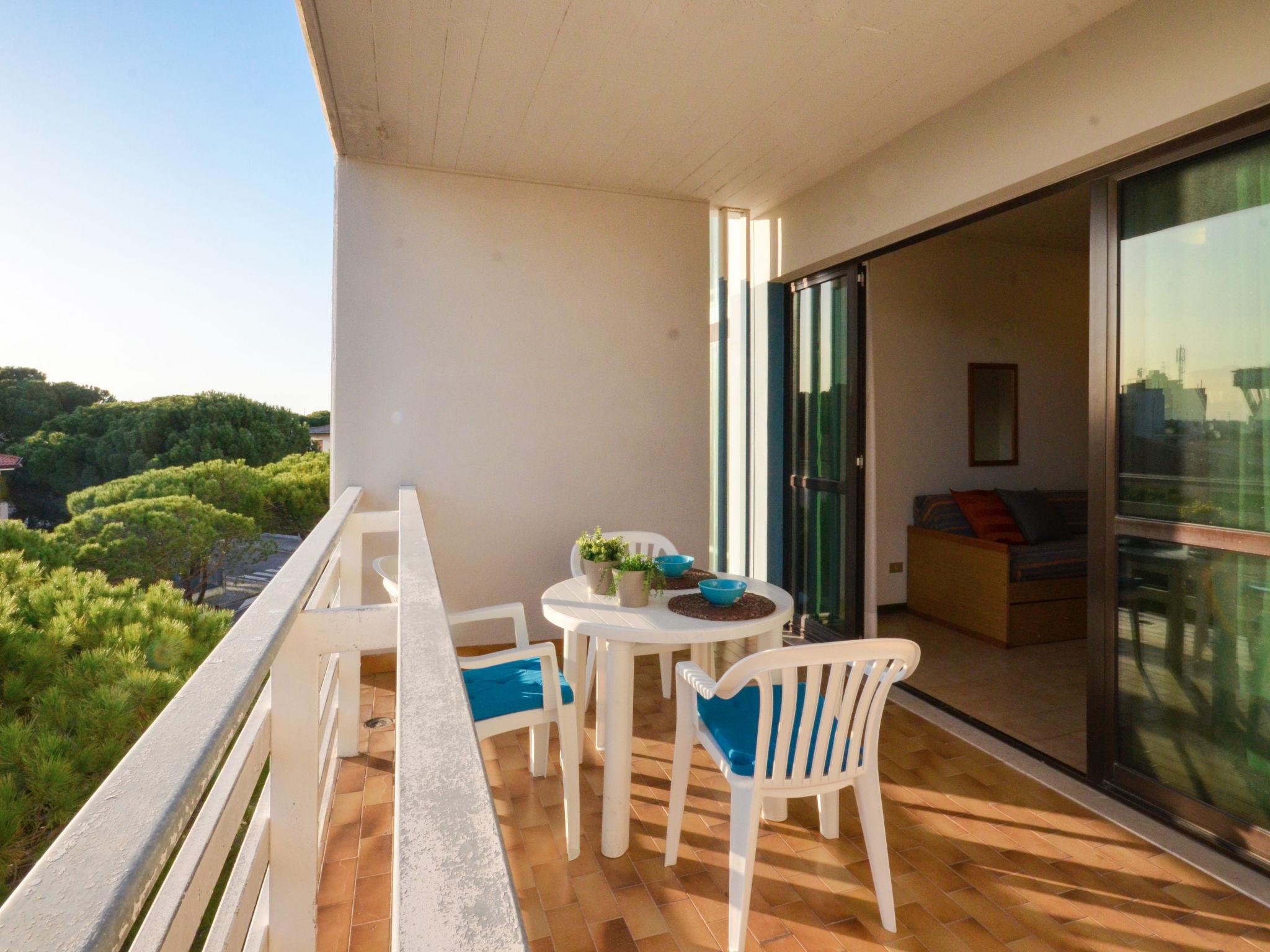 Photo 3 - Appartement en Lignano Sabbiadoro avec piscine et vues à la mer