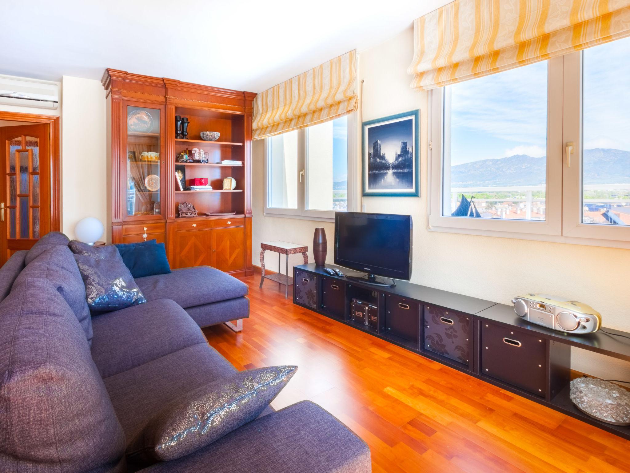 Photo 8 - 2 bedroom Apartment in Castelló d'Empúries with terrace and sea view